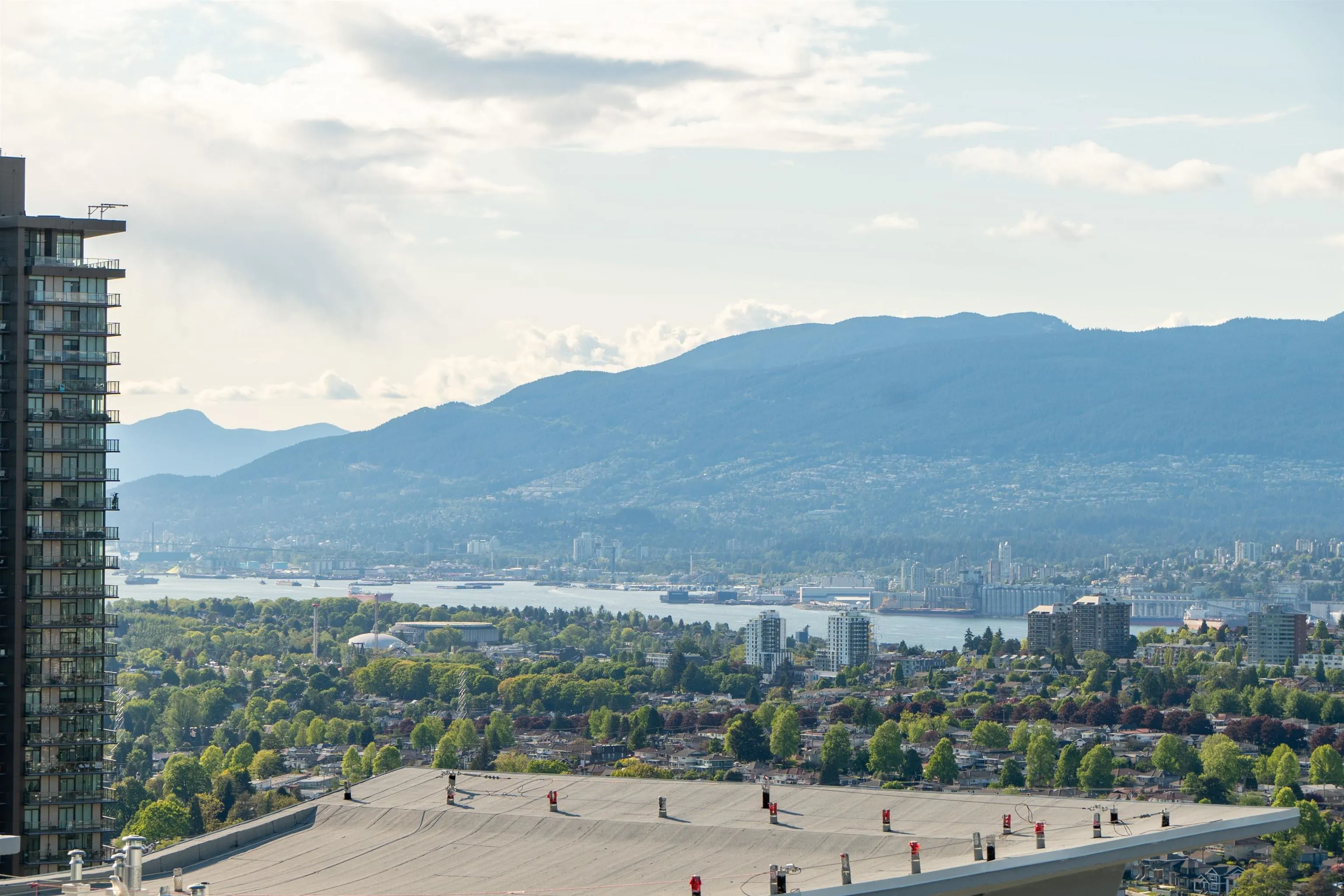 5302 4880 Lougheed Highway