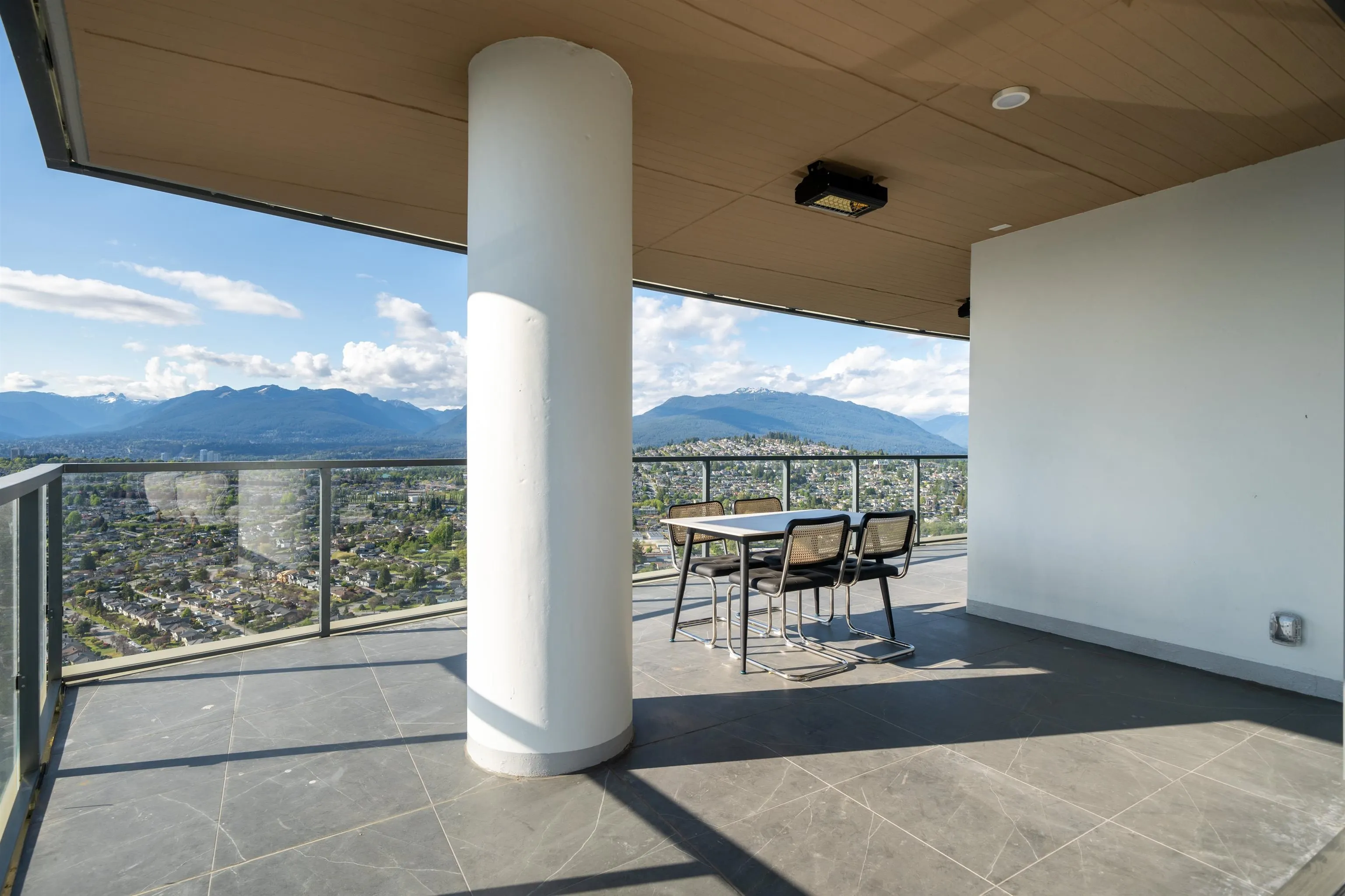 5302 4880 Lougheed Highway