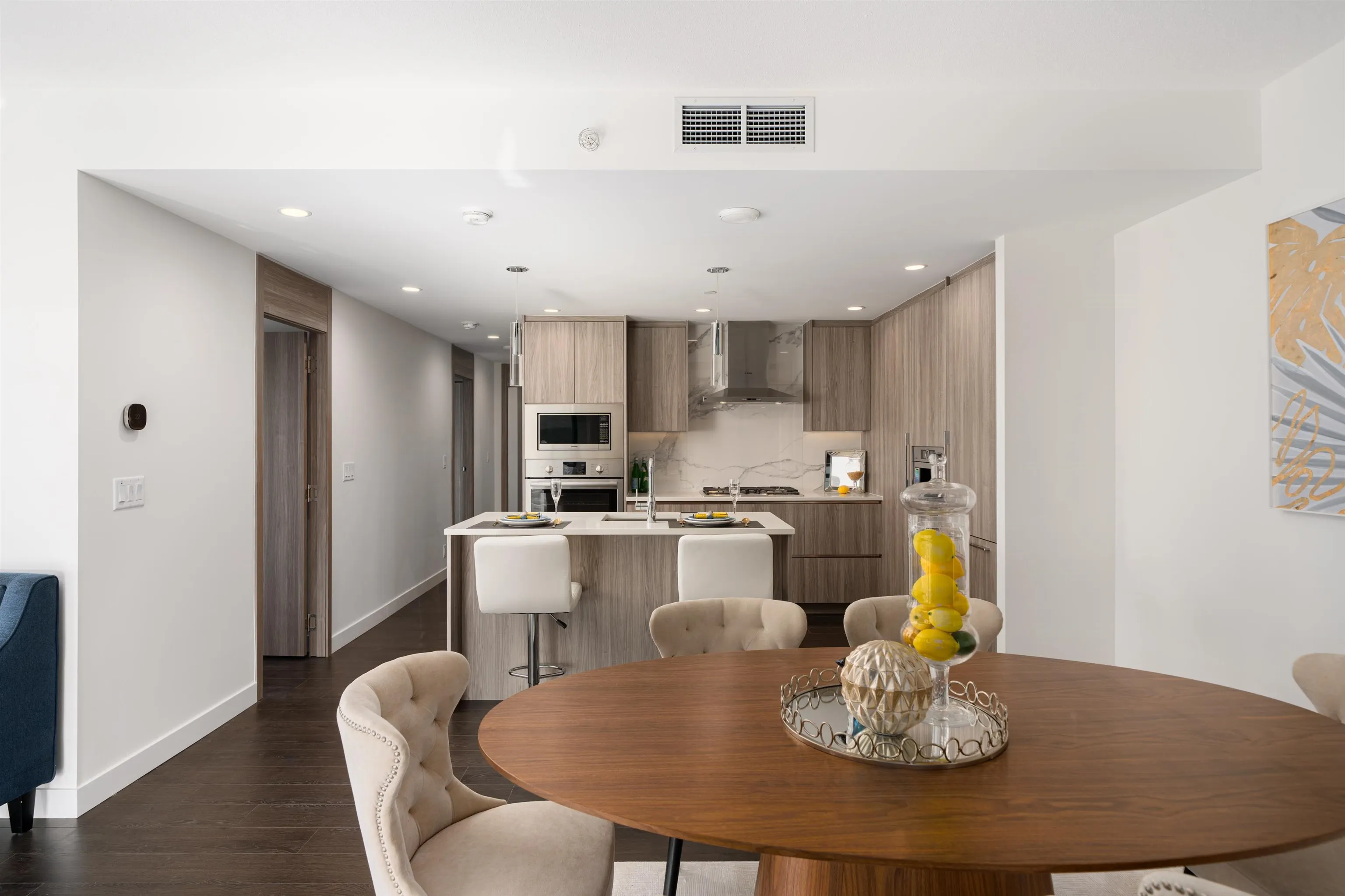 5302 4880 Lougheed Highway