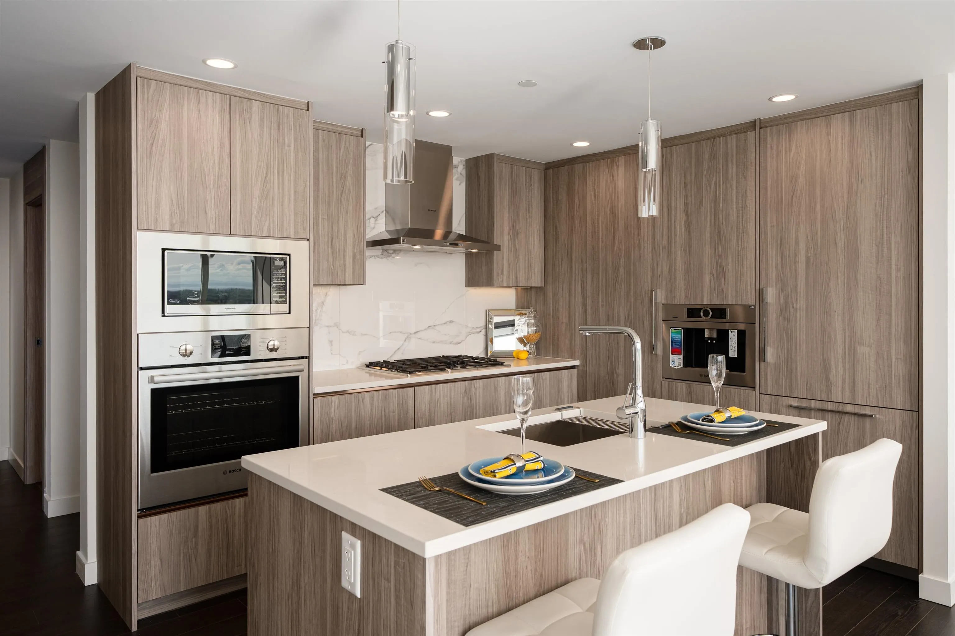 5302 4880 Lougheed Highway