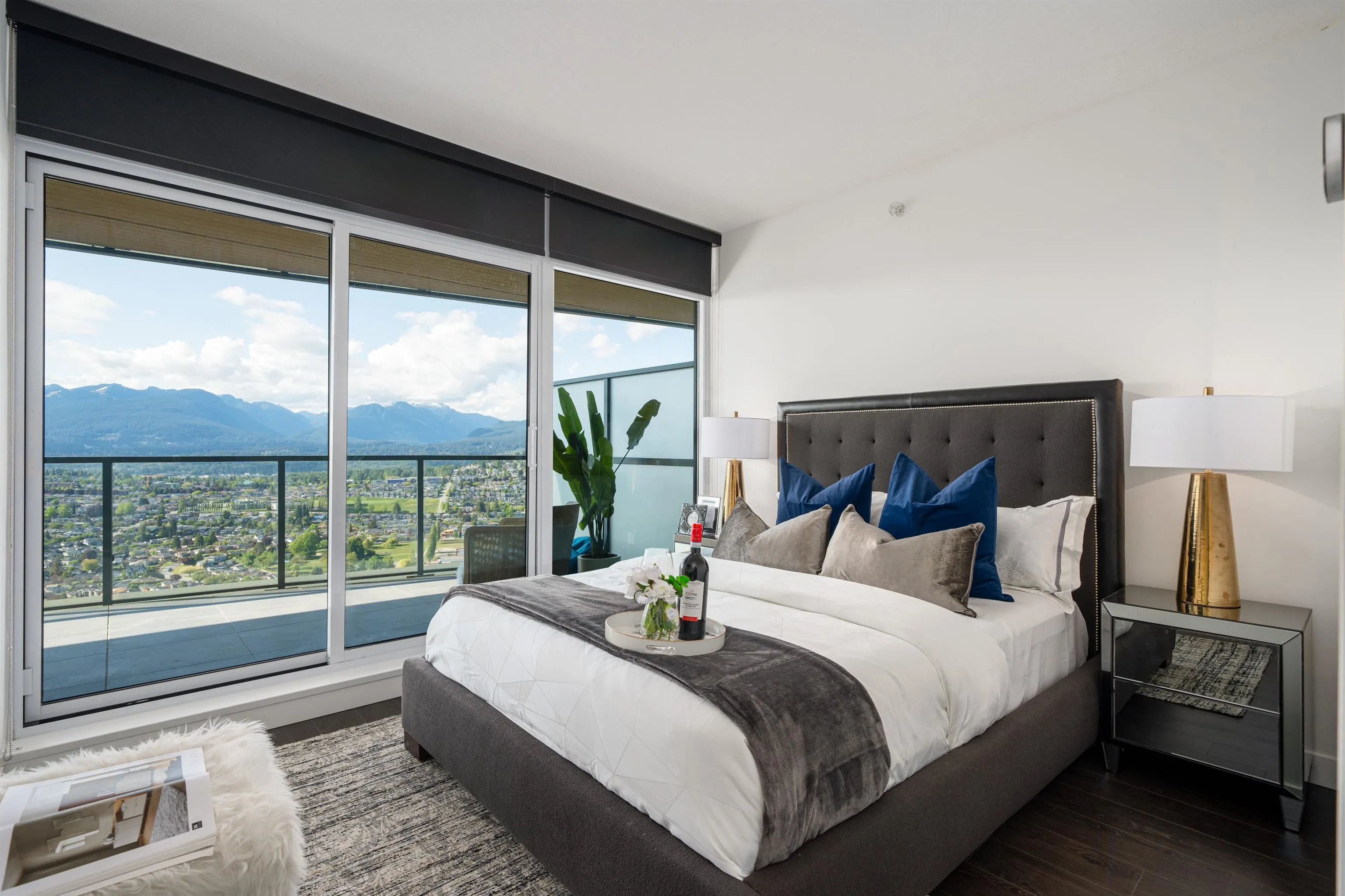5302 4880 Lougheed Highway