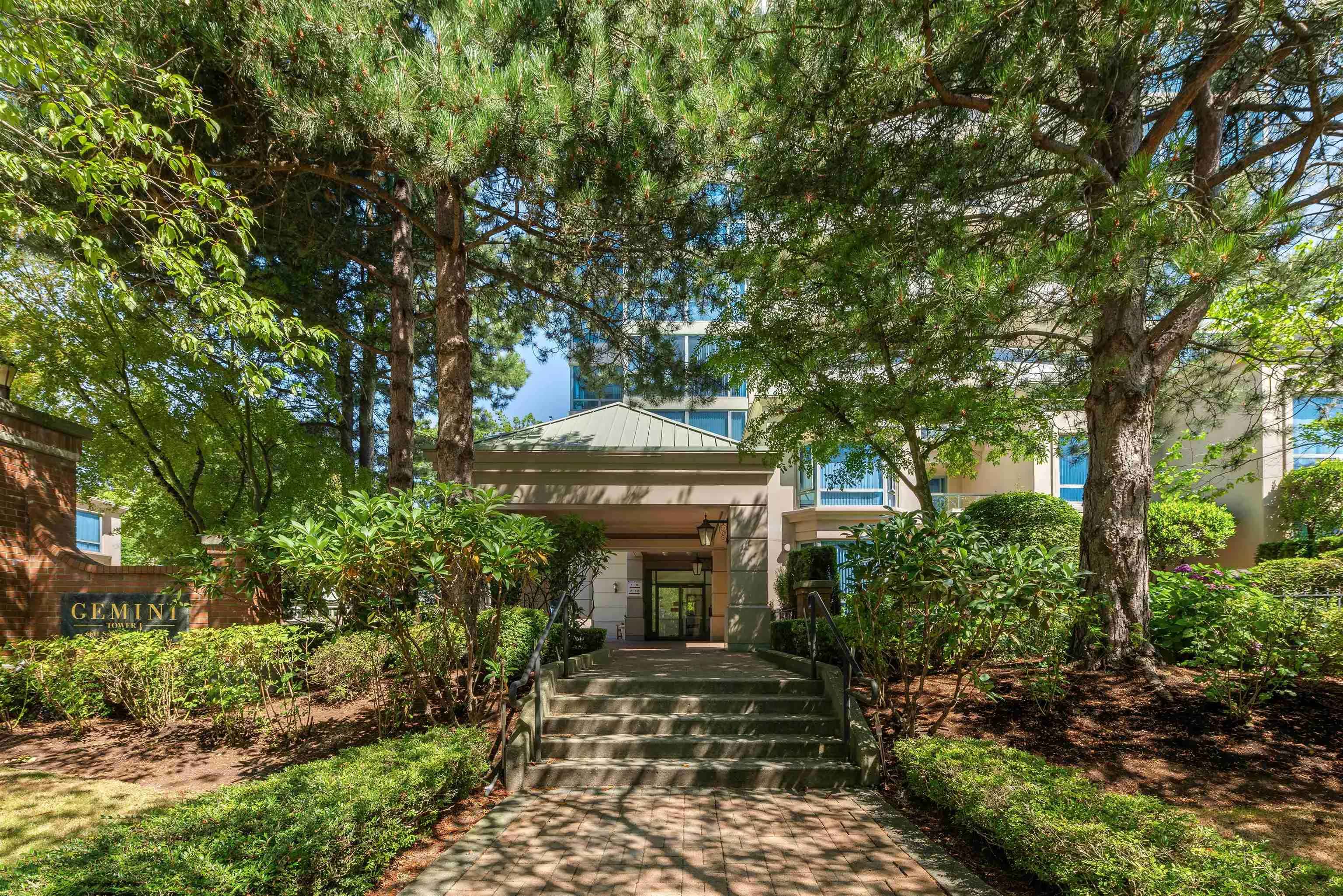 1203 6611 Southoaks Crescent