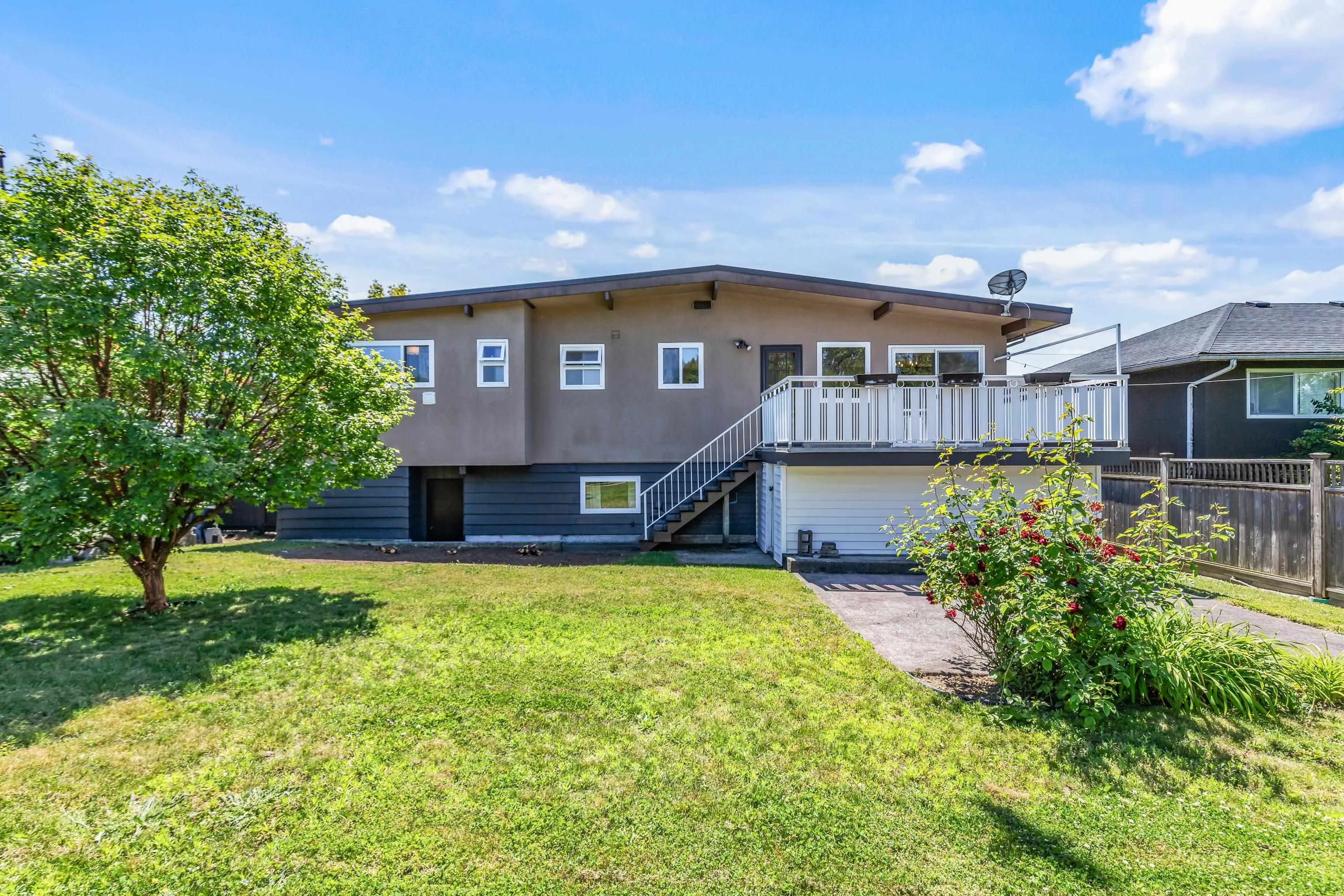 805 Everett Crescent