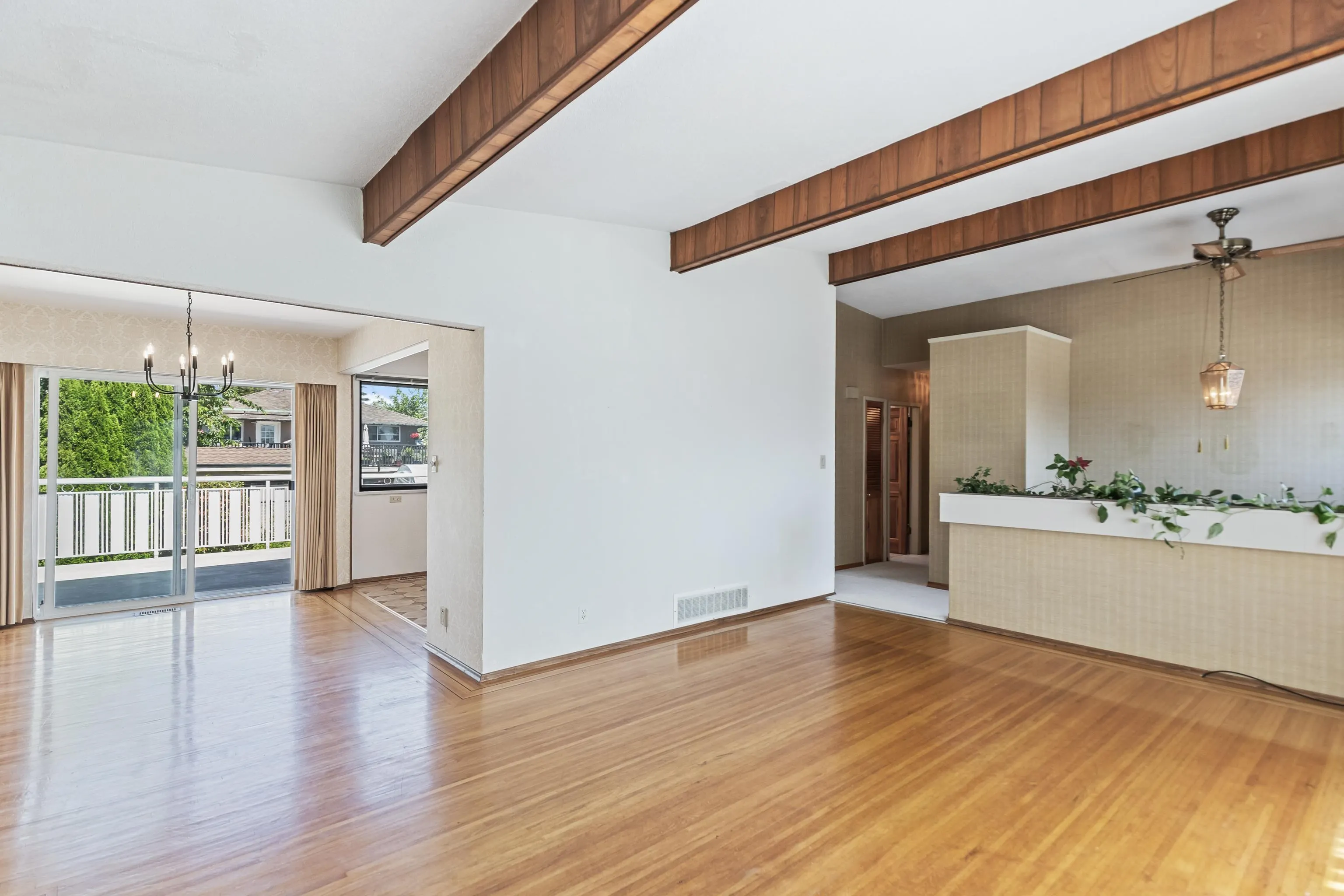 805 Everett Crescent