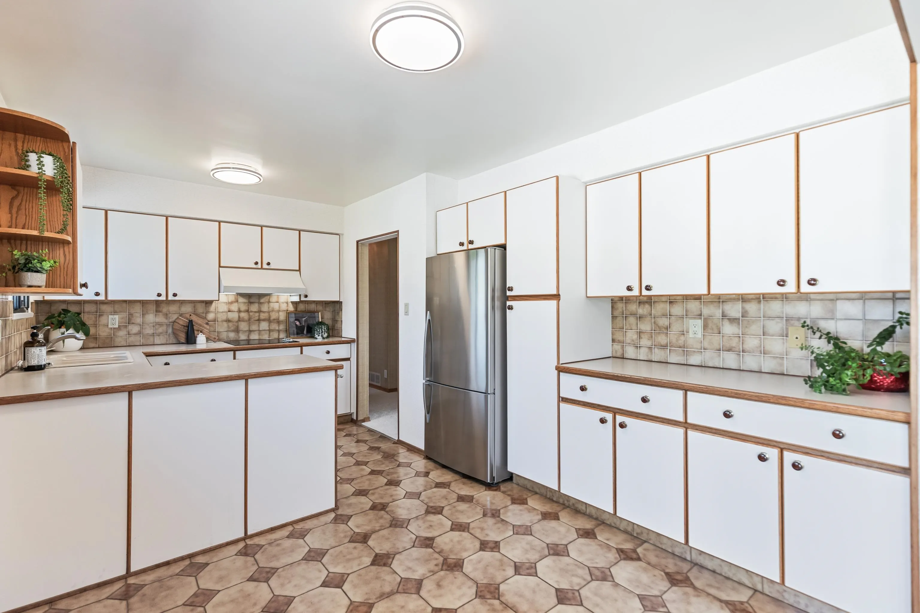 805 Everett Crescent