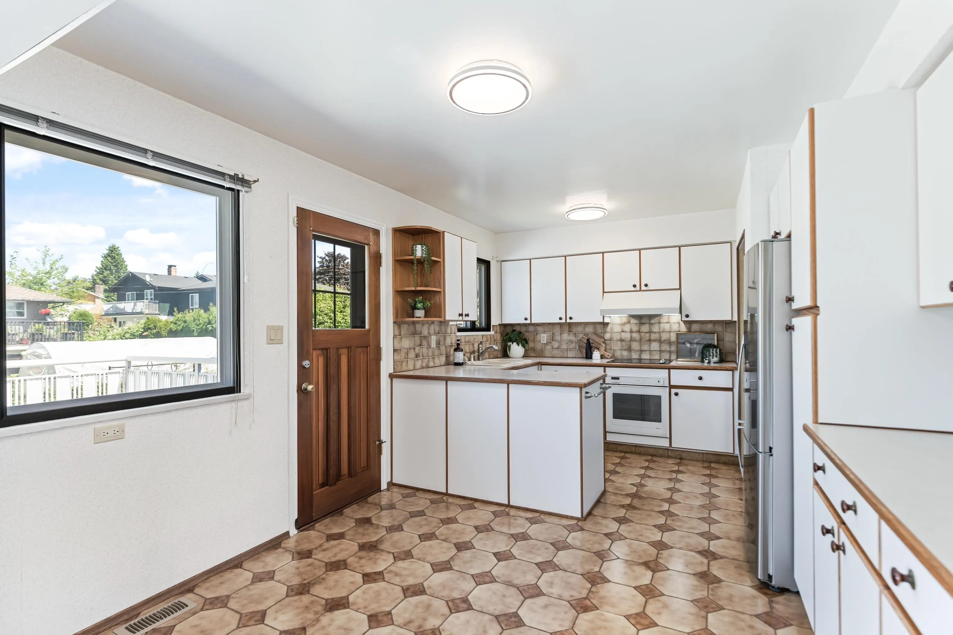 805 Everett Crescent