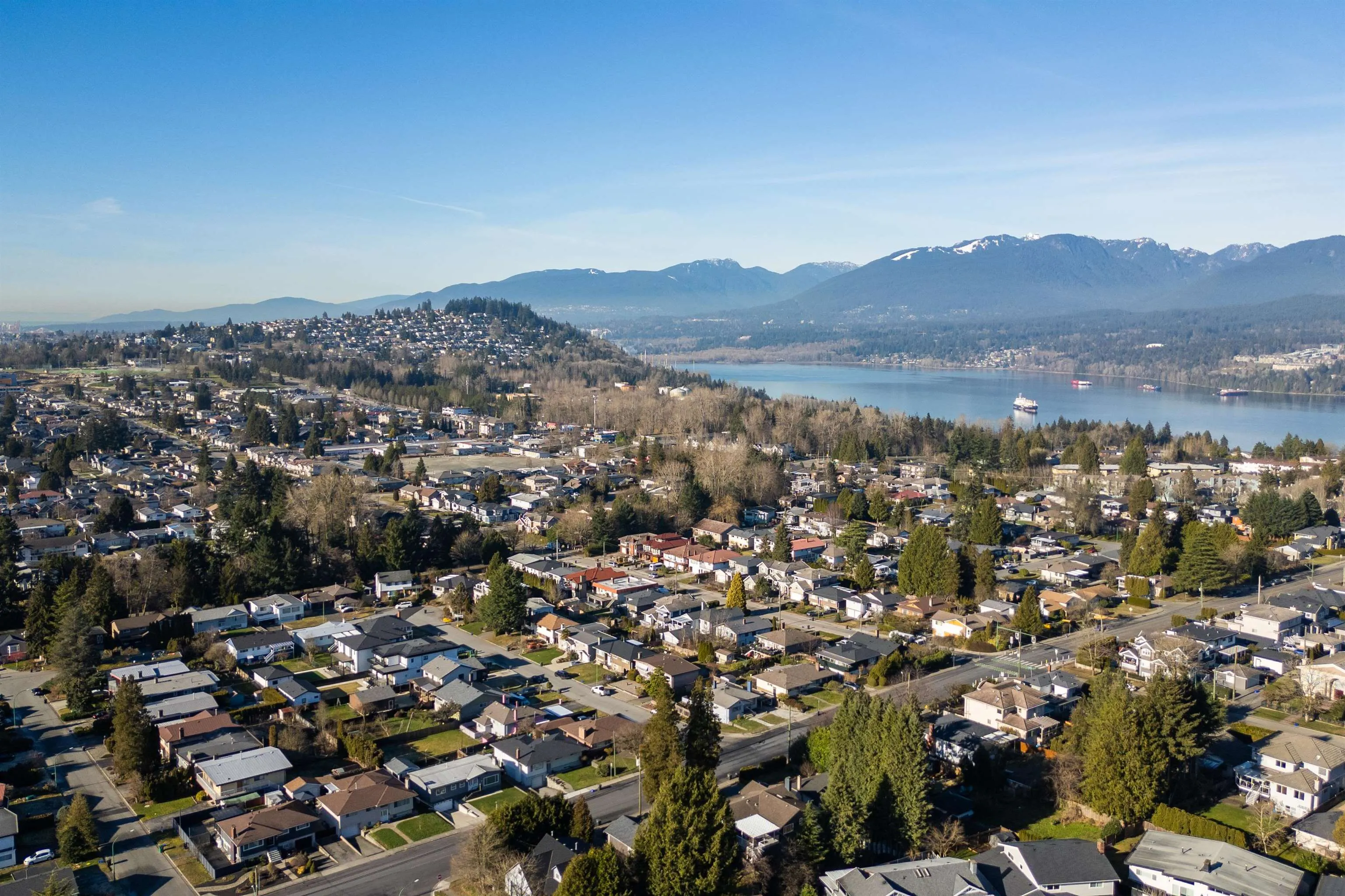 805 Everett Crescent