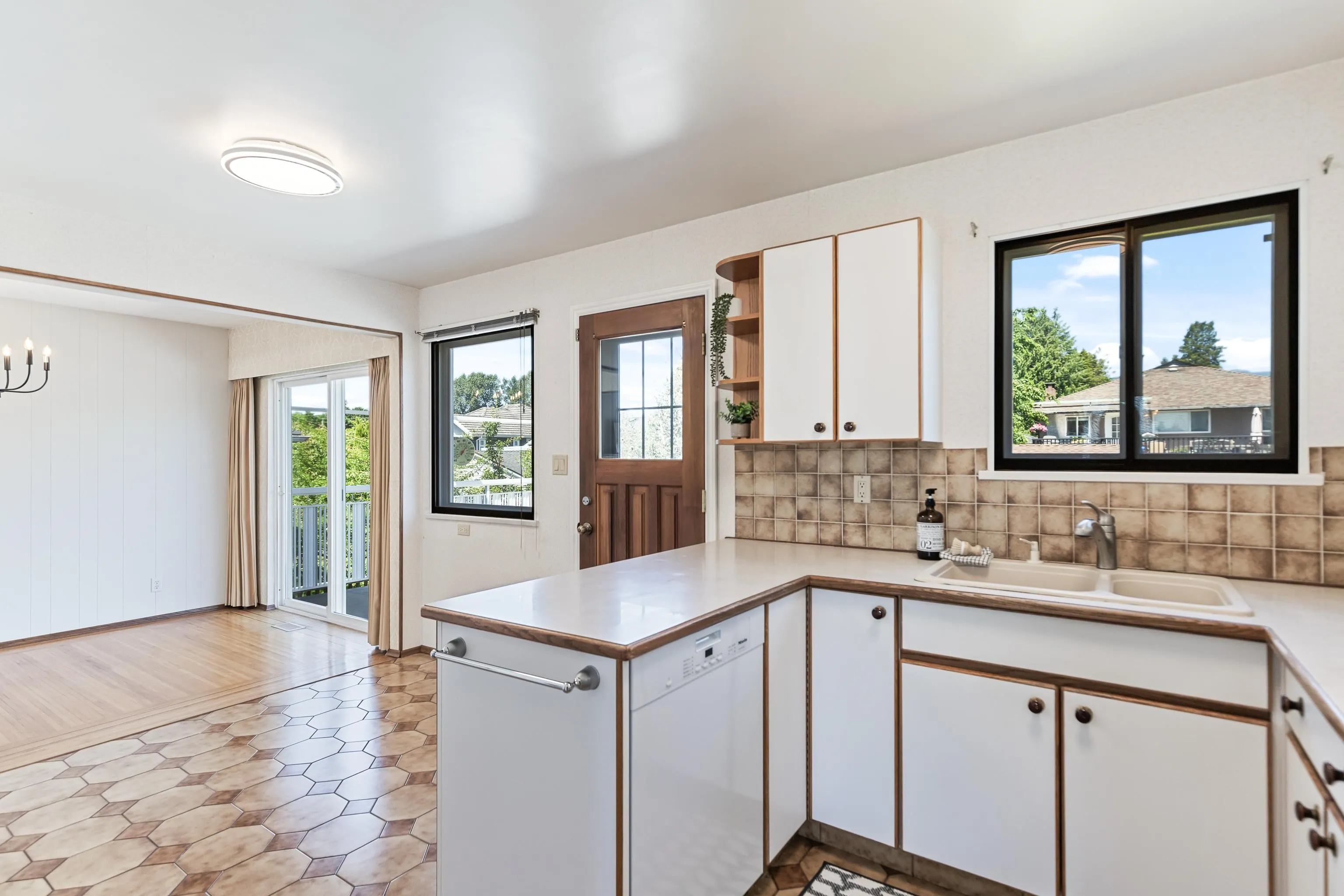 805 Everett Crescent