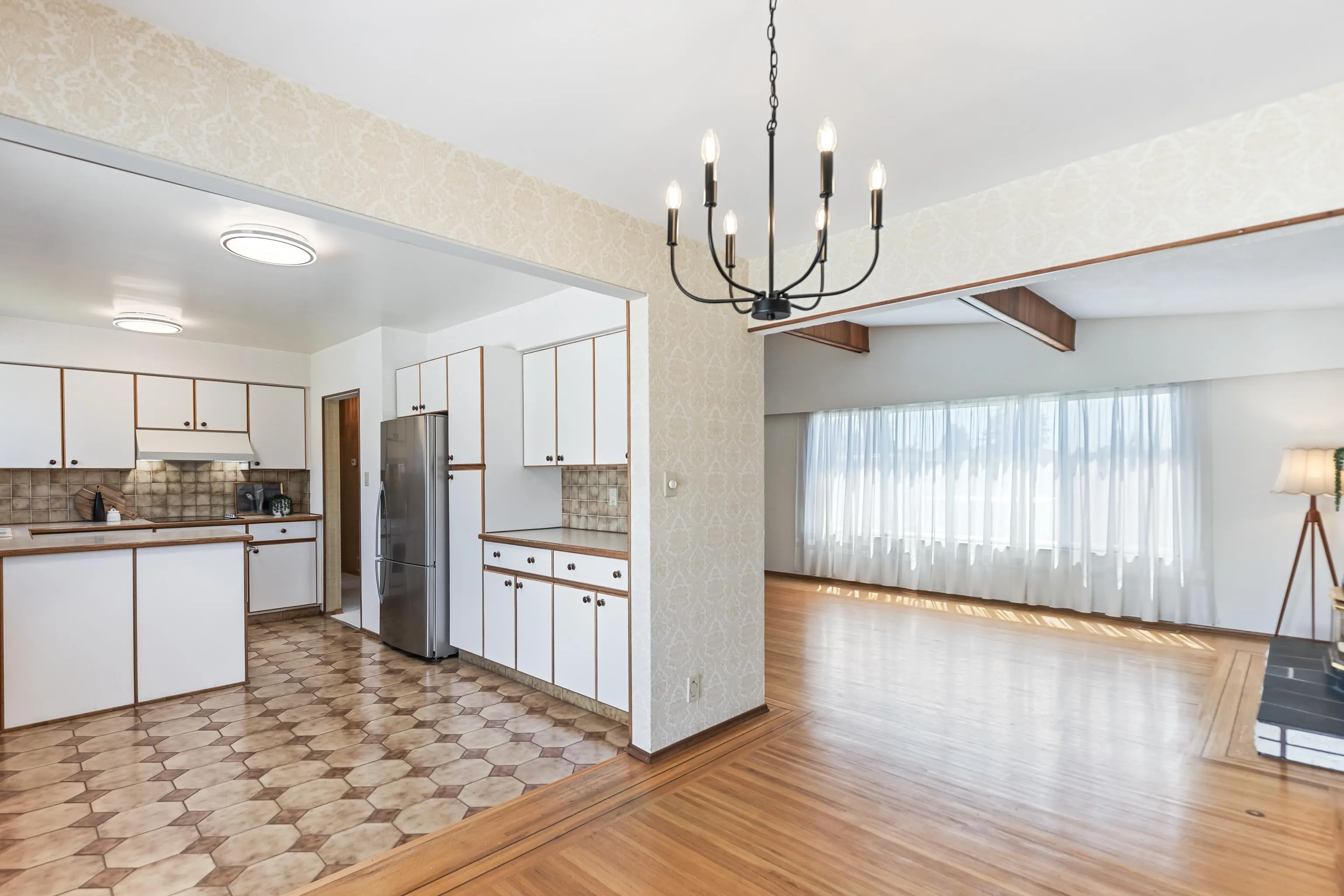 805 Everett Crescent
