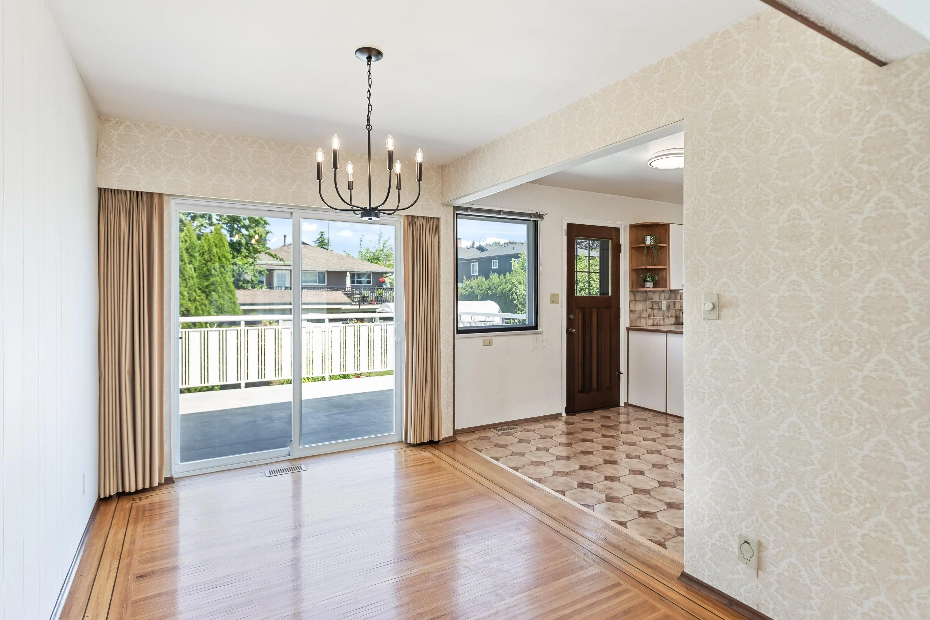 805 Everett Crescent
