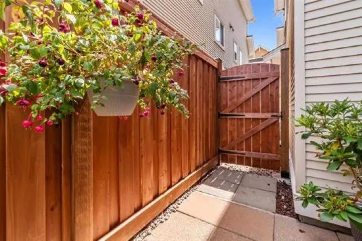 32 1108 Riverside Close