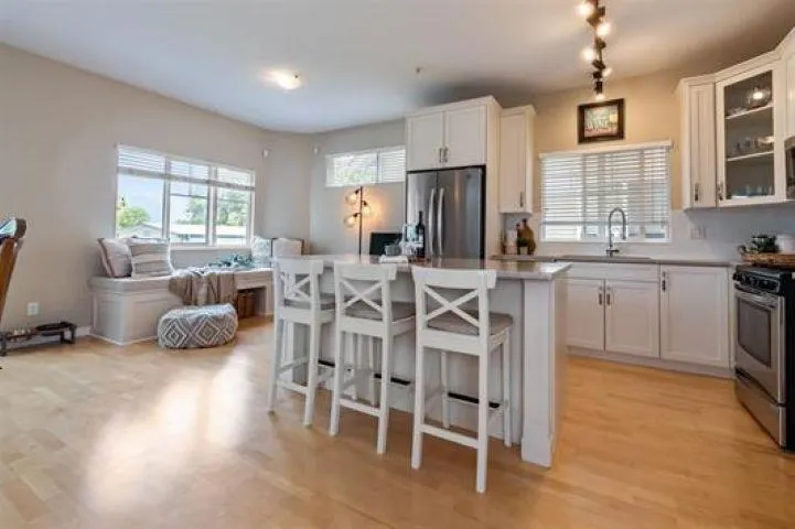 32 1108 Riverside Close