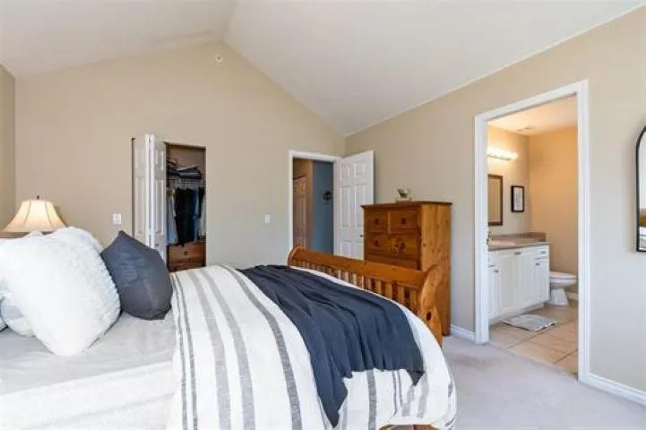 32 1108 Riverside Close