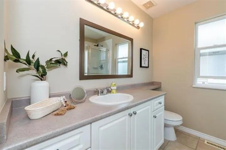 32 1108 Riverside Close
