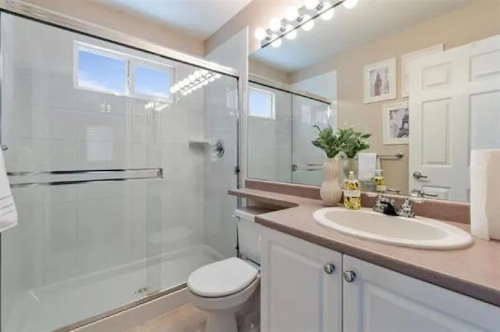 32 1108 Riverside Close
