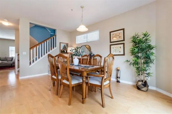 32 1108 Riverside Close