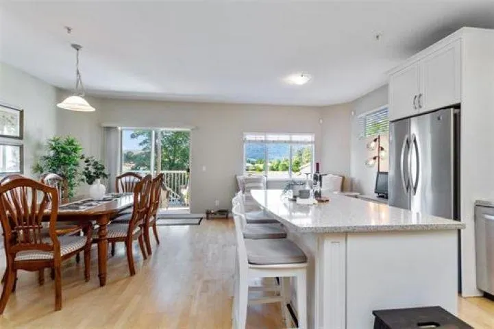 32 1108 Riverside Close