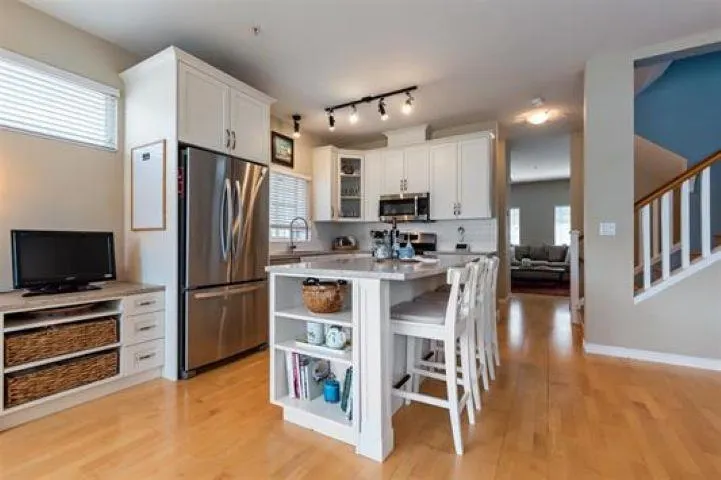 32 1108 Riverside Close