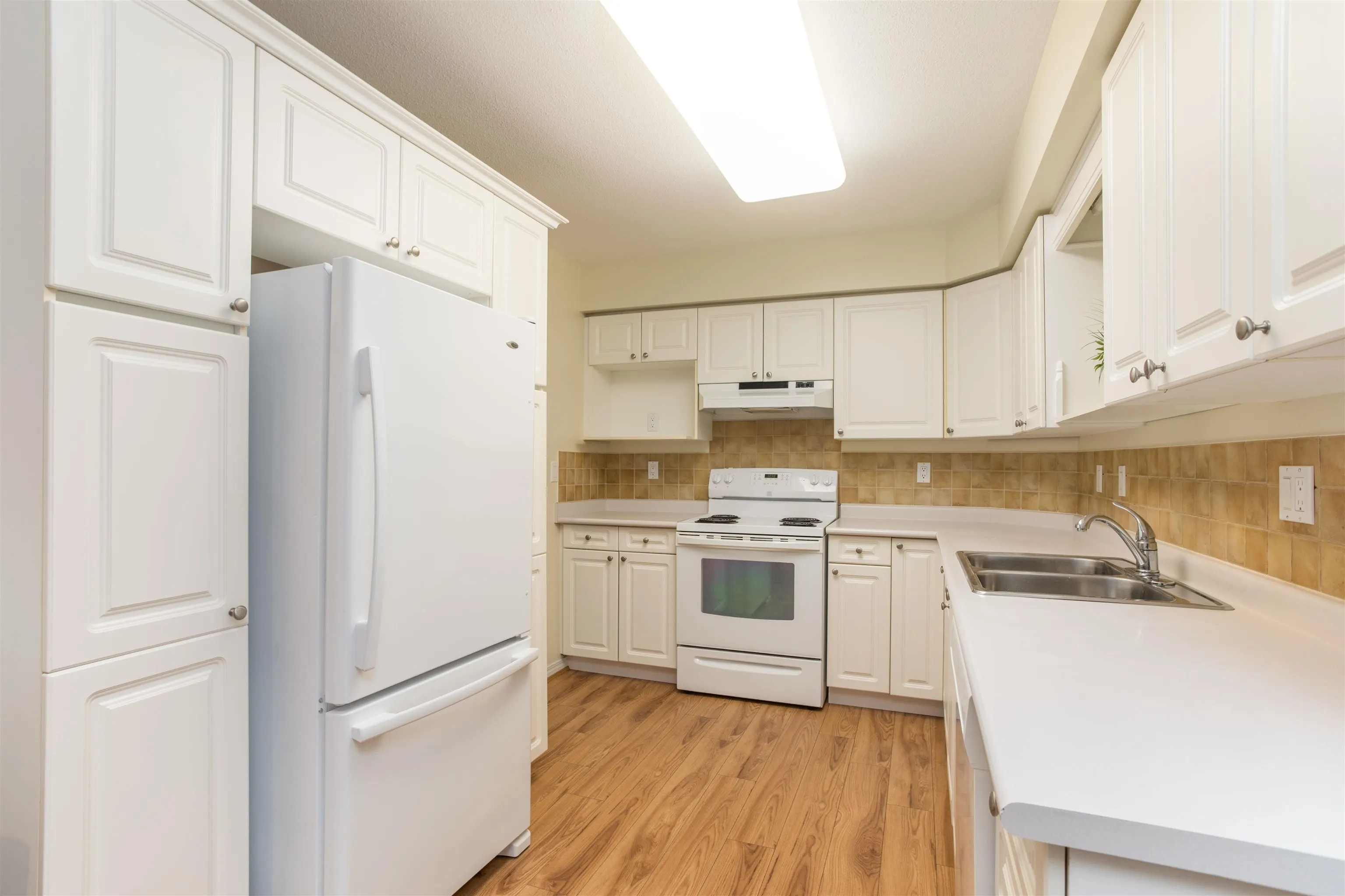 311 15555 16 Avenue