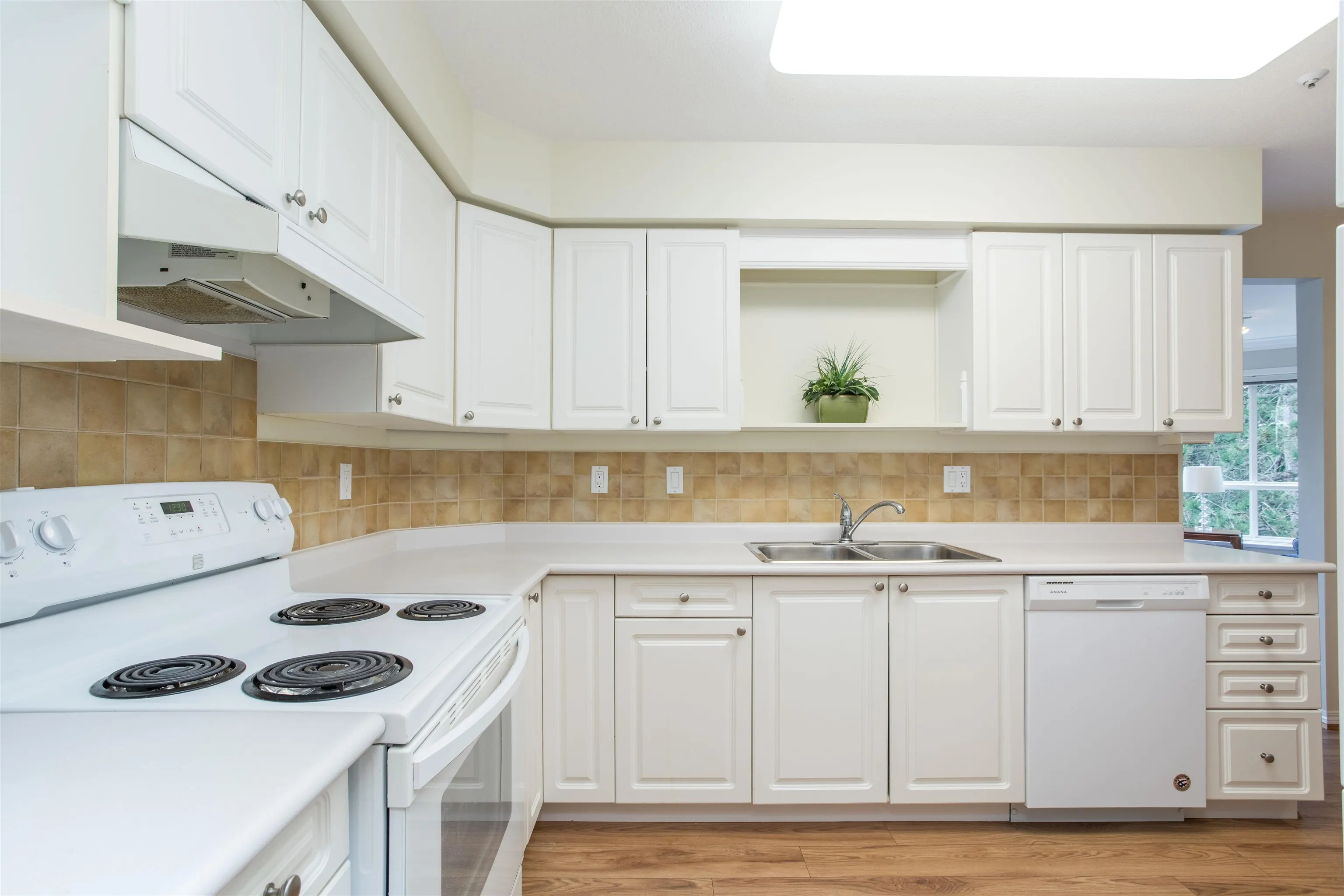 311 15555 16 Avenue