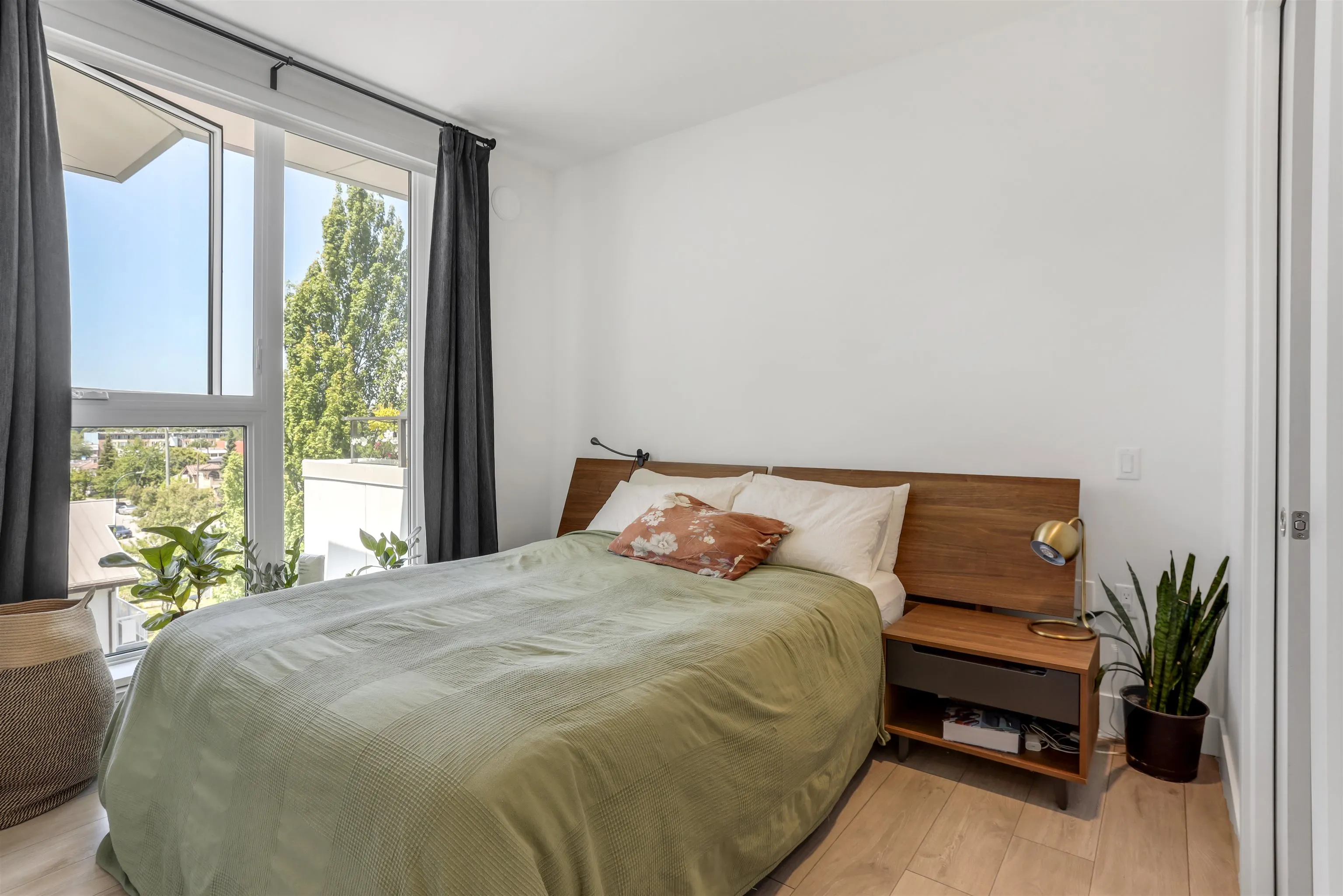 PH2 3420 St. Catherines Street