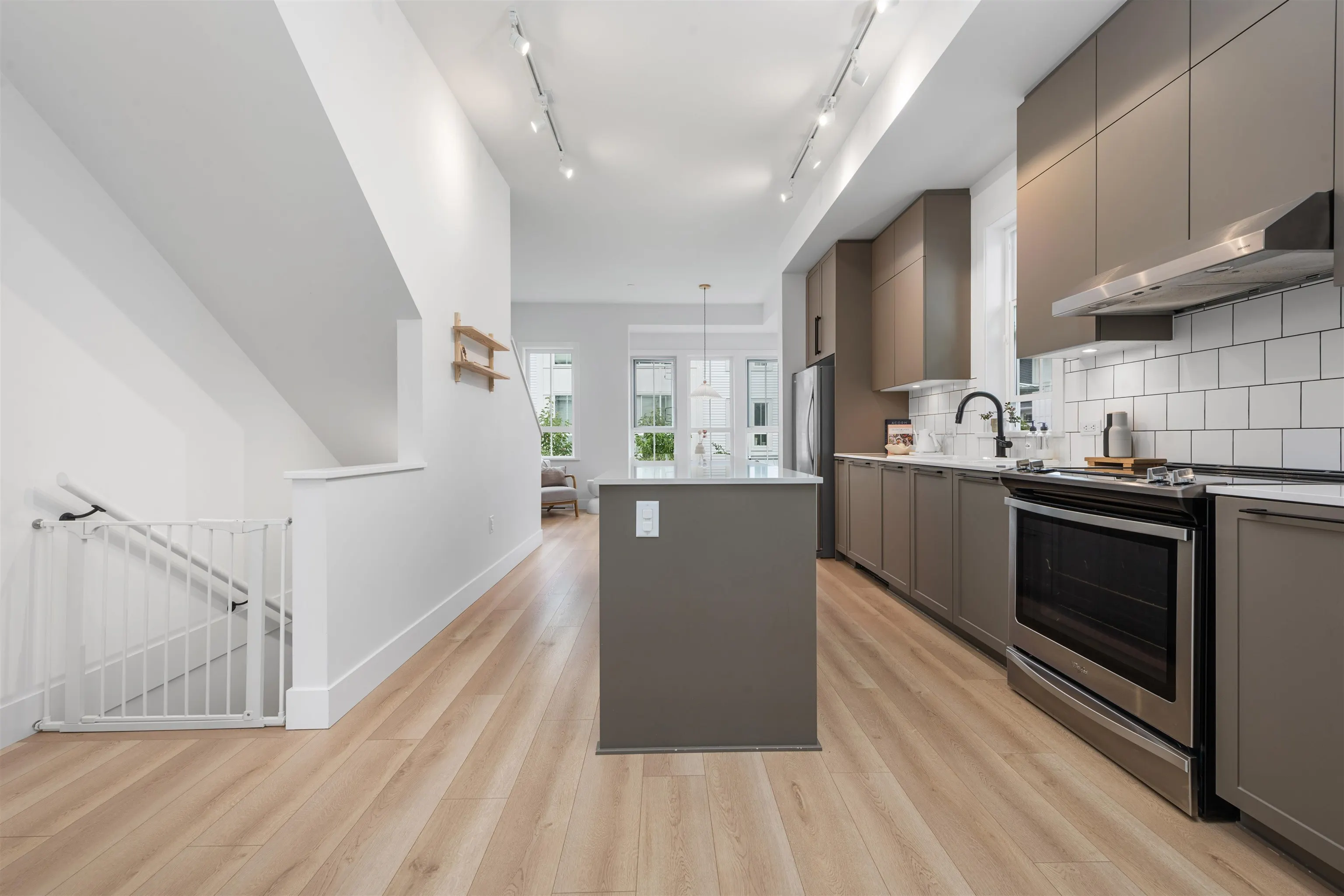 17 4716 Orca Way