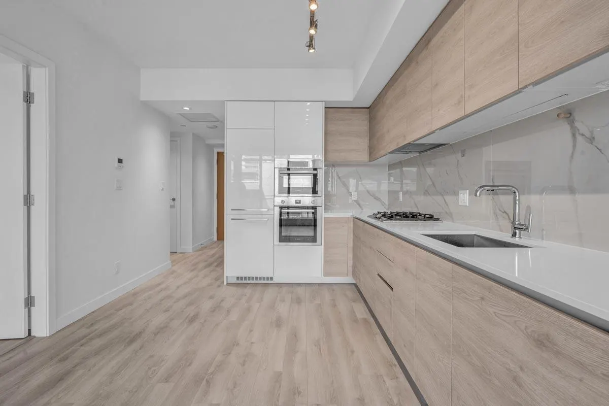 403 2085 Skyline Court