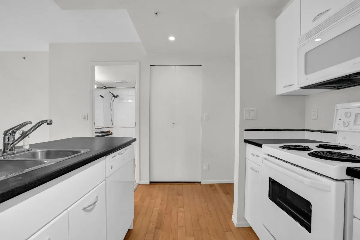 1805 1331 W Georgia Street