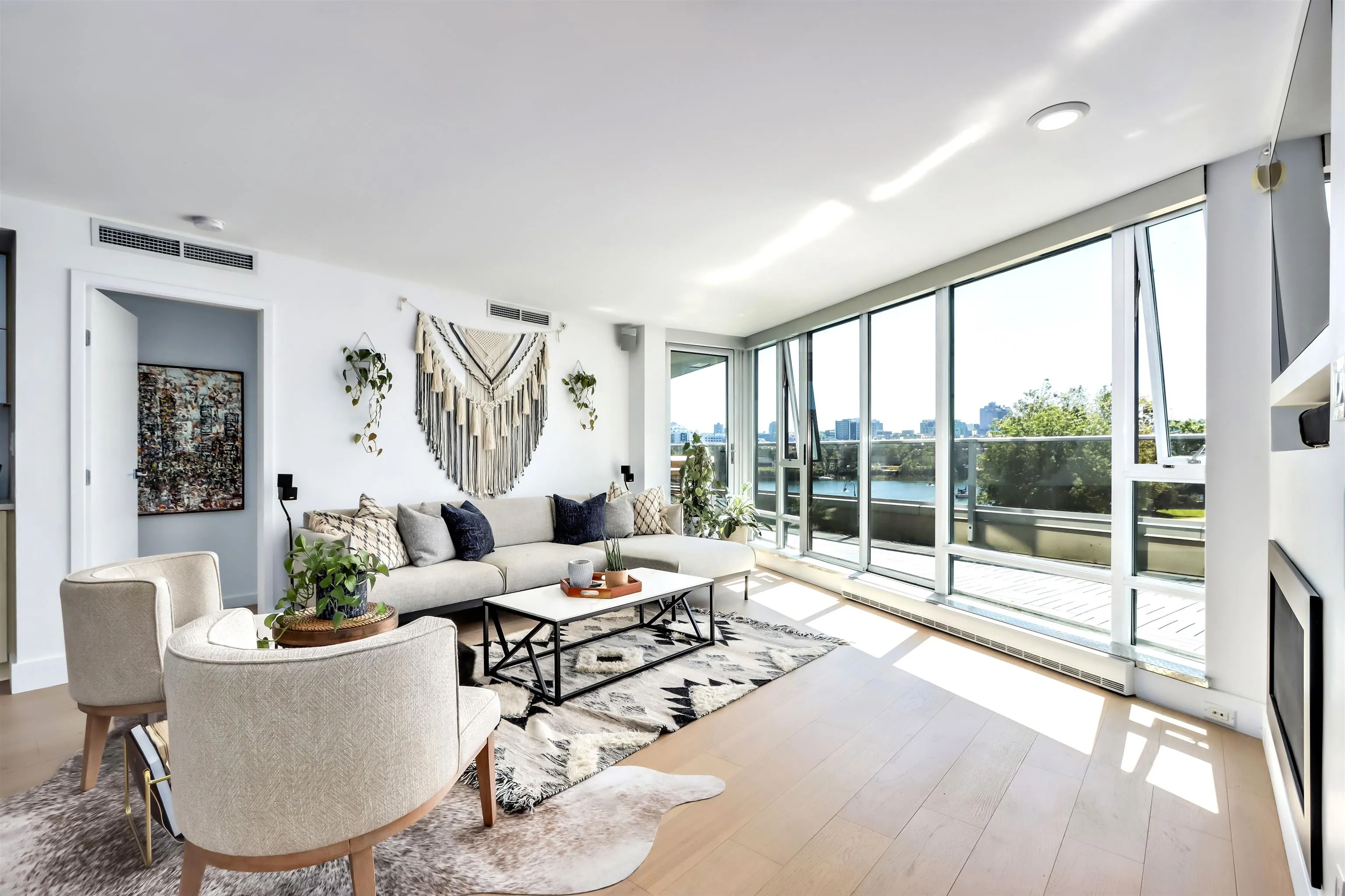 303 8 Smithe Mews