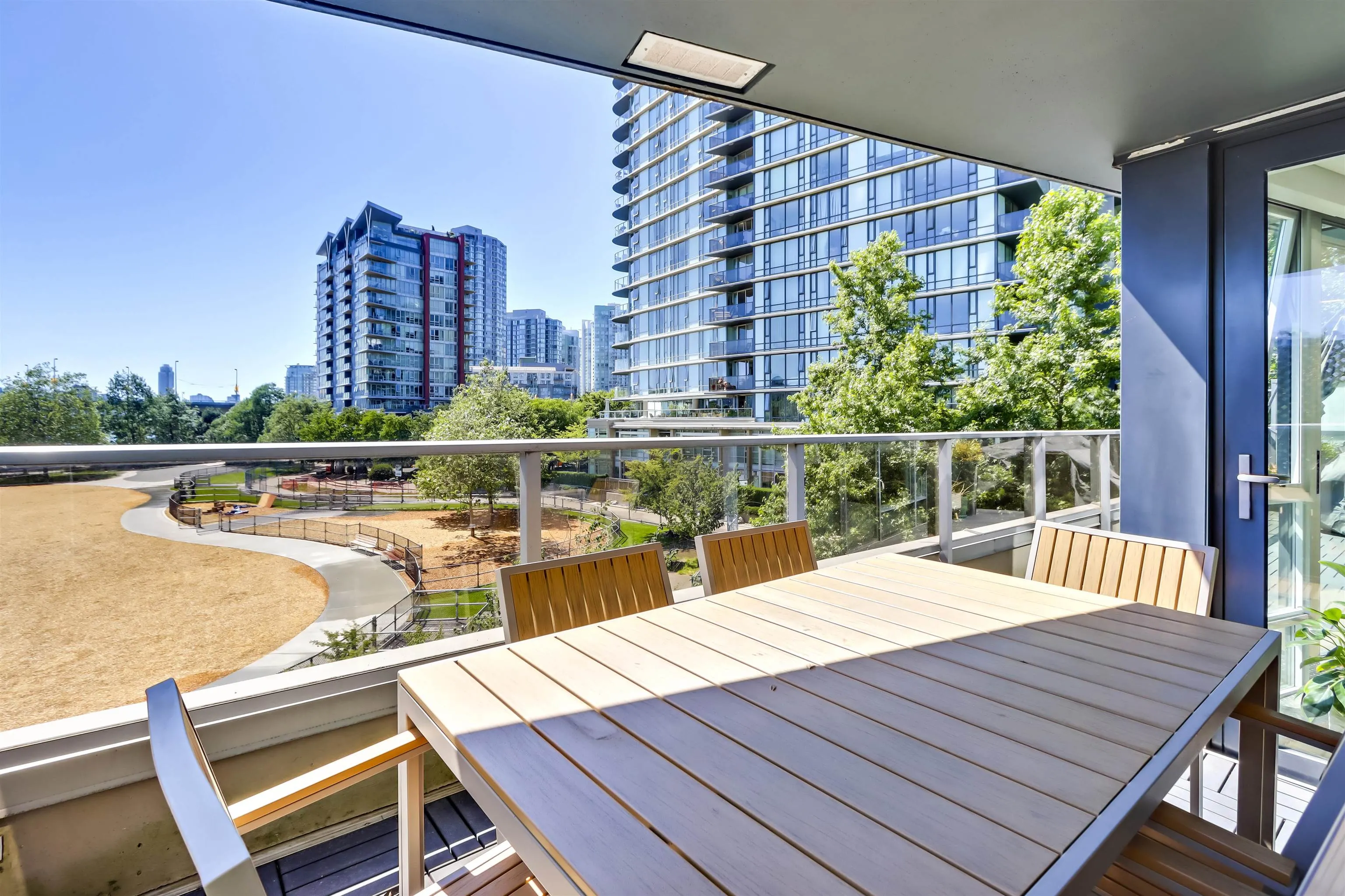 303 8 Smithe Mews