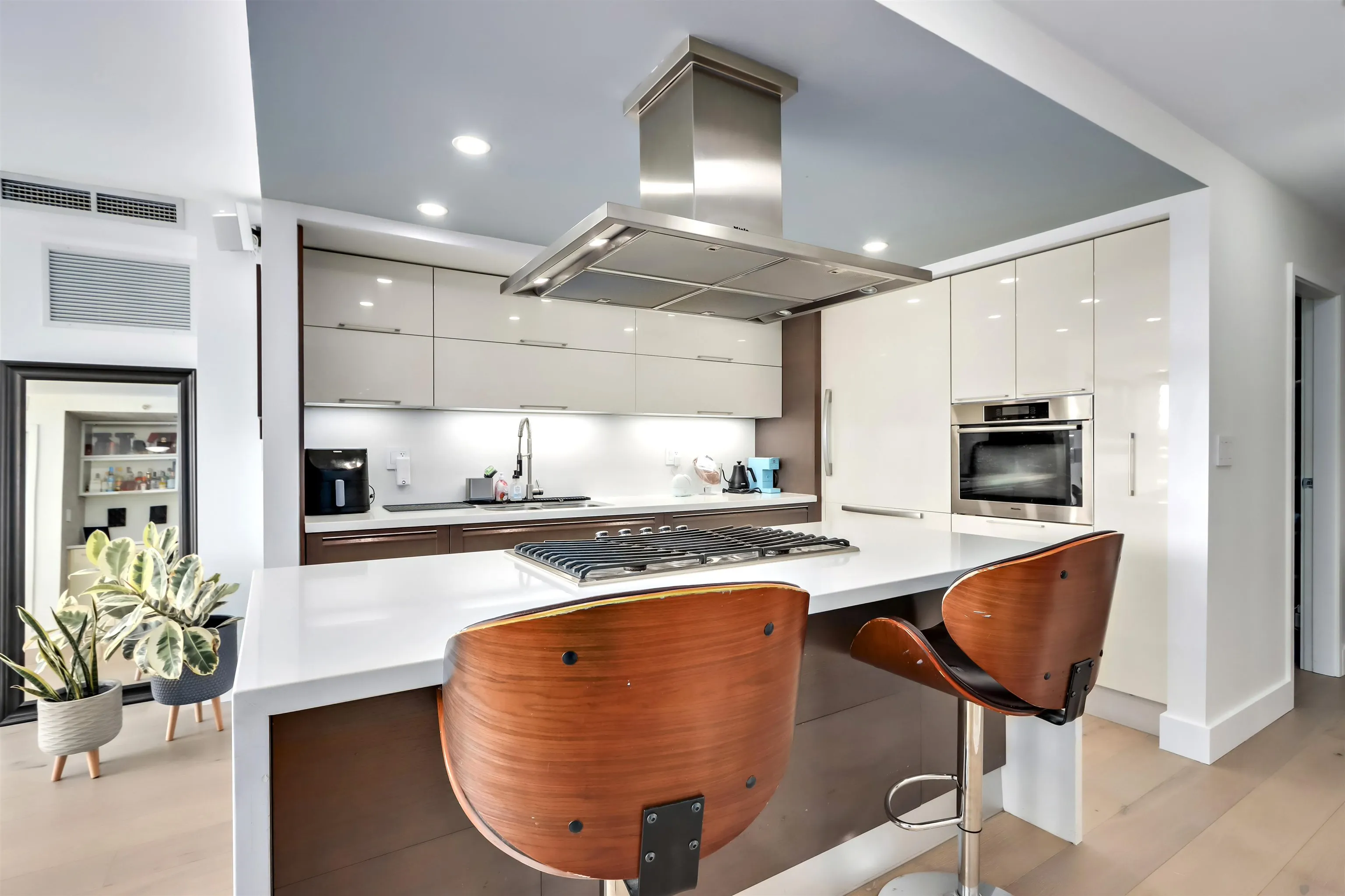 303 8 Smithe Mews