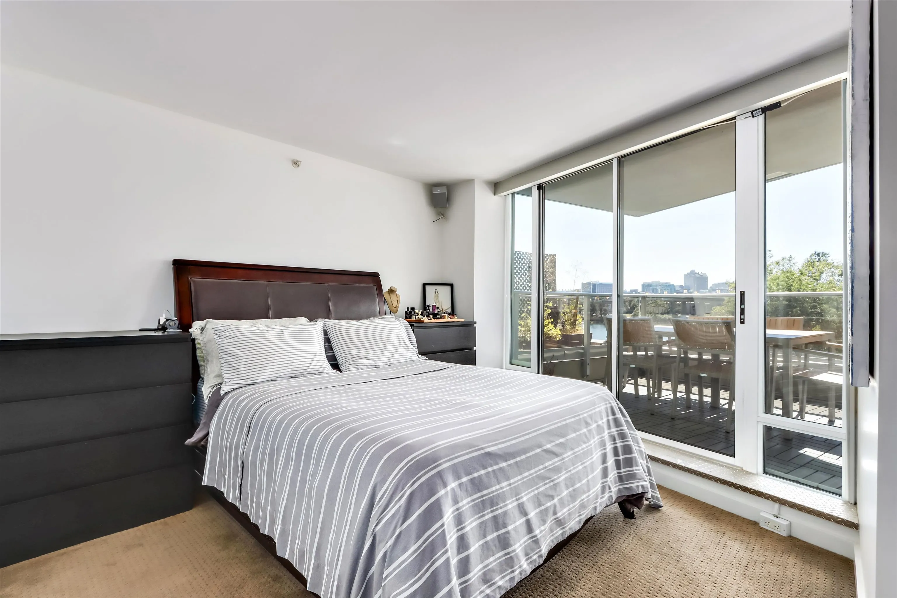 303 8 Smithe Mews