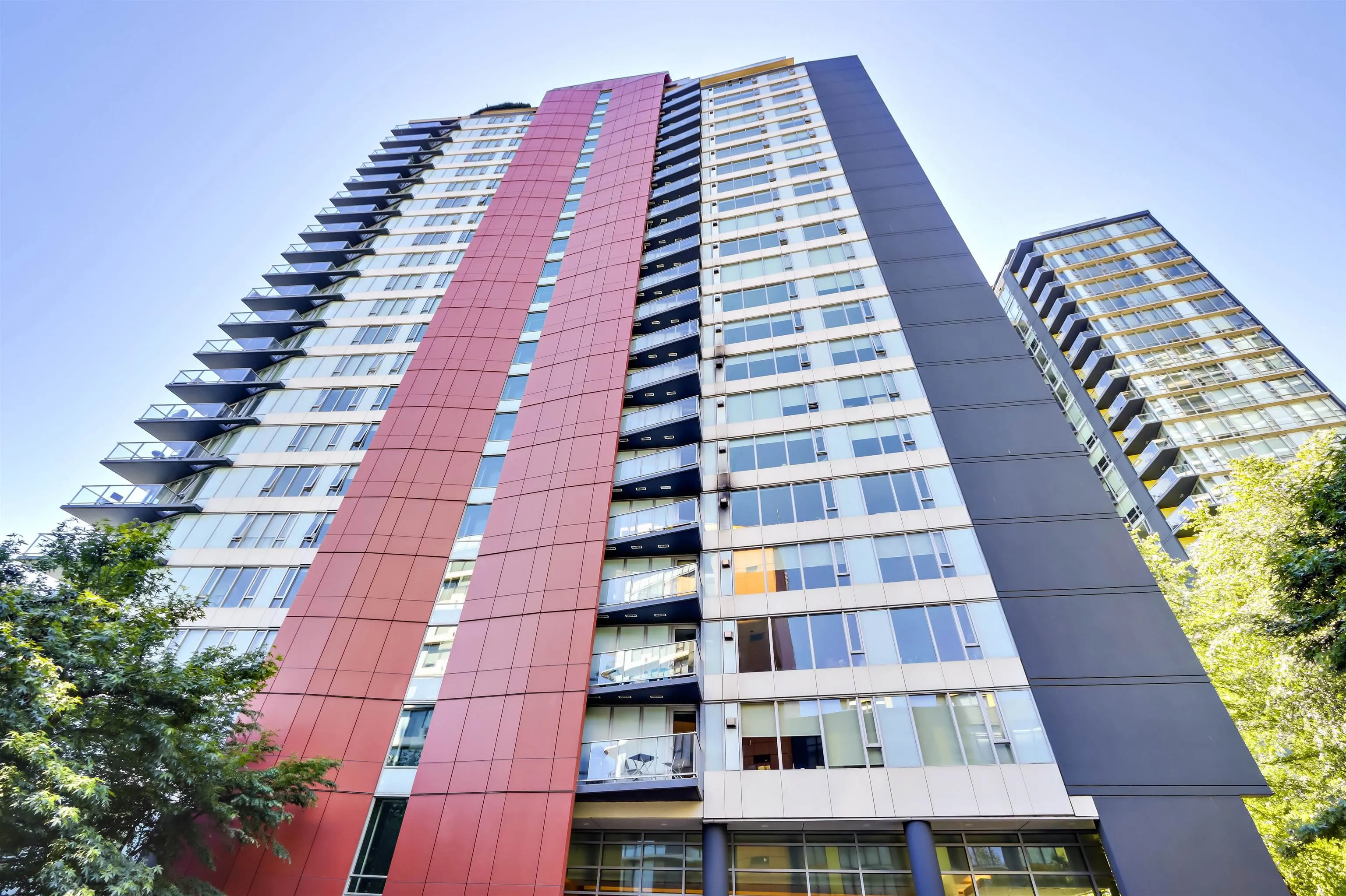 303 8 Smithe Mews