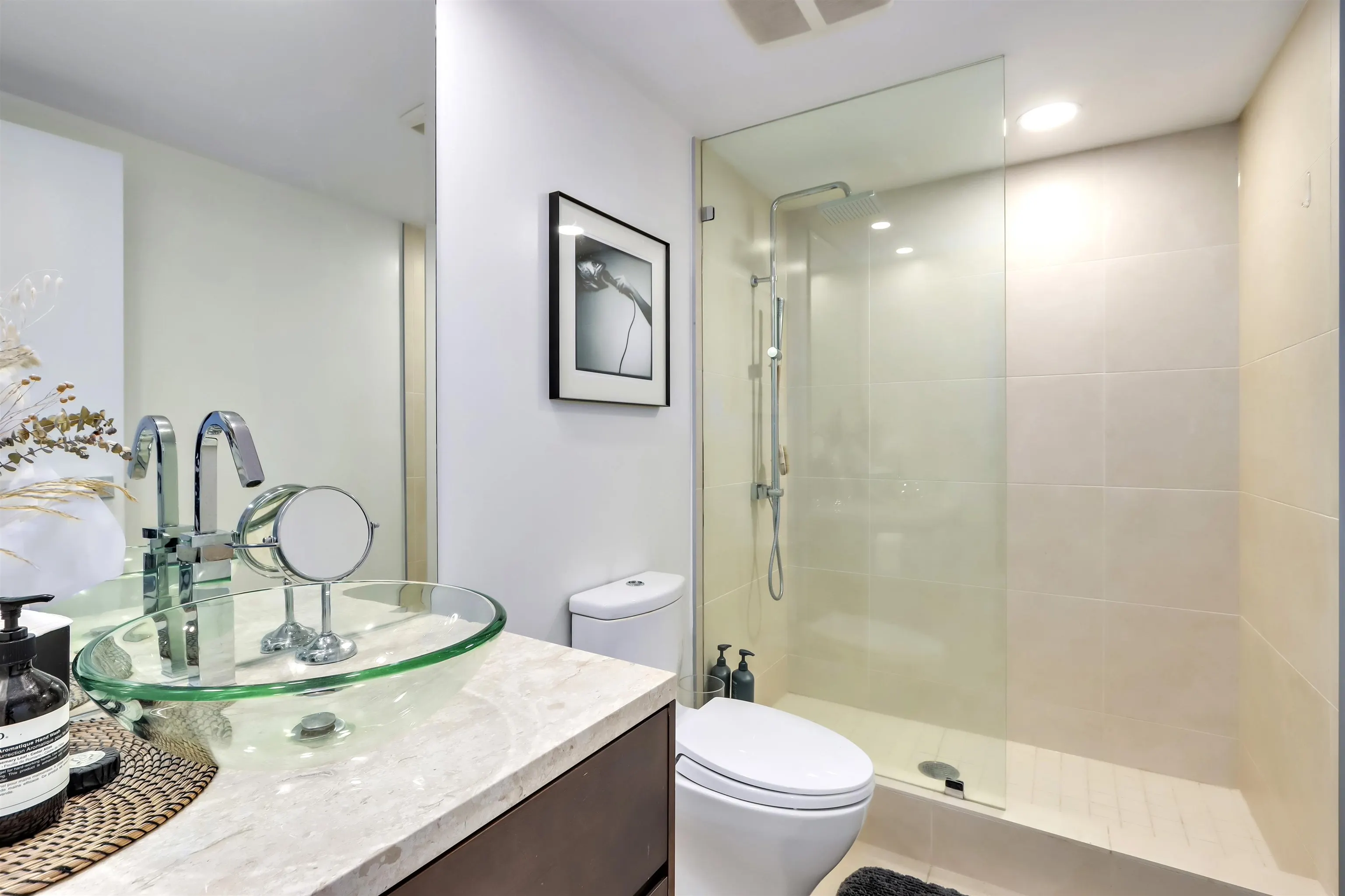 303 8 Smithe Mews