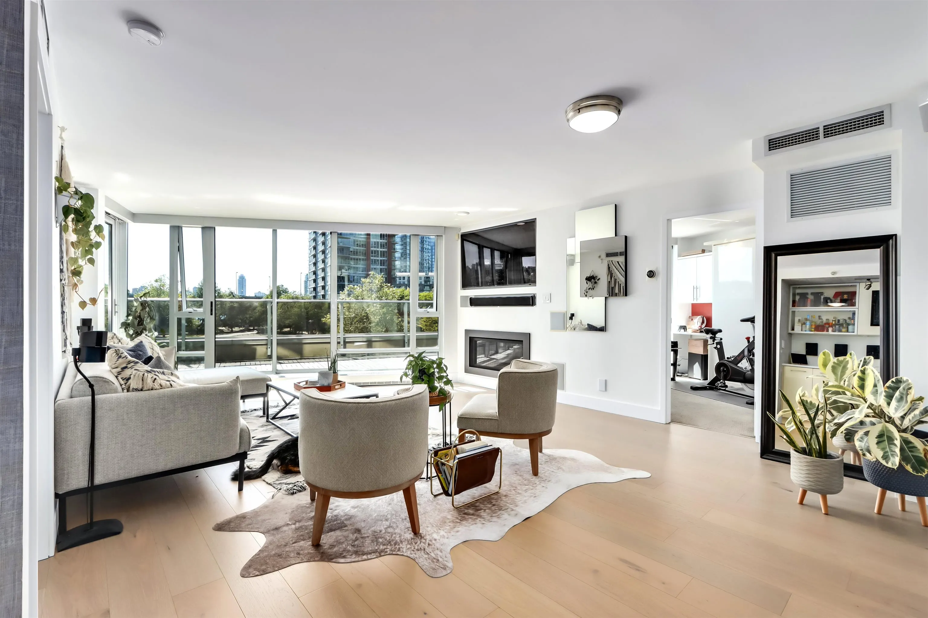 303 8 Smithe Mews