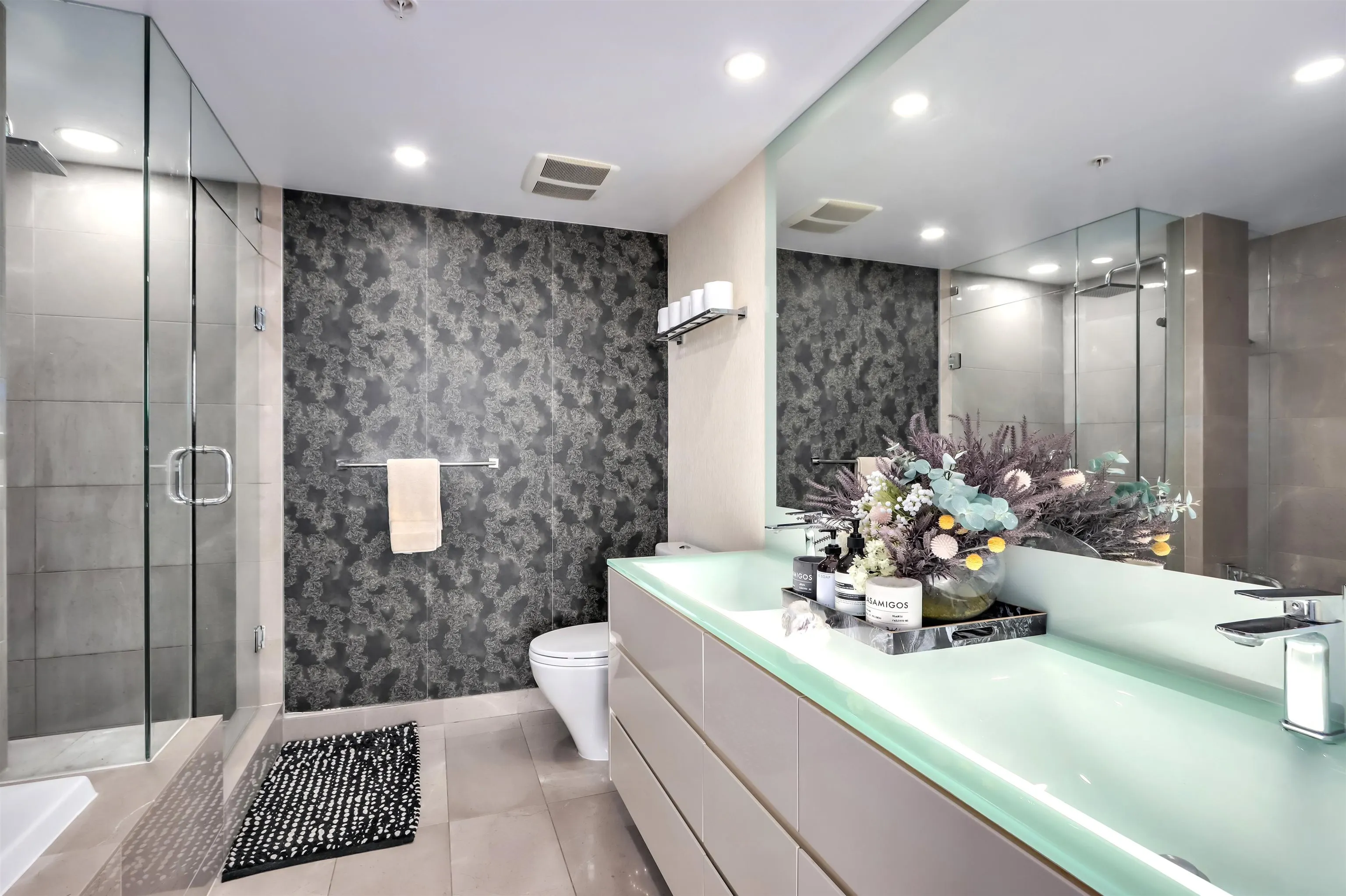 303 8 Smithe Mews