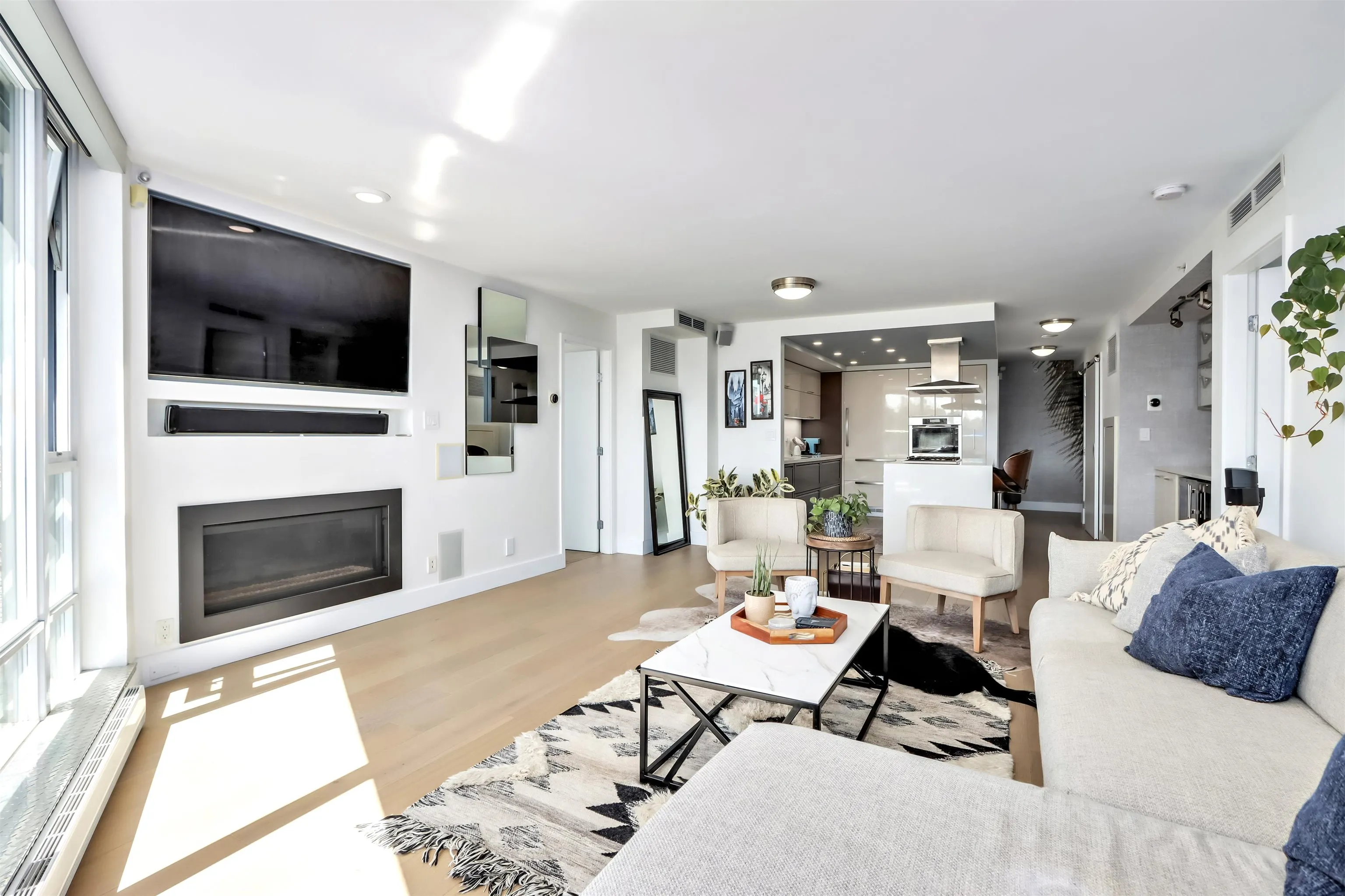 303 8 Smithe Mews