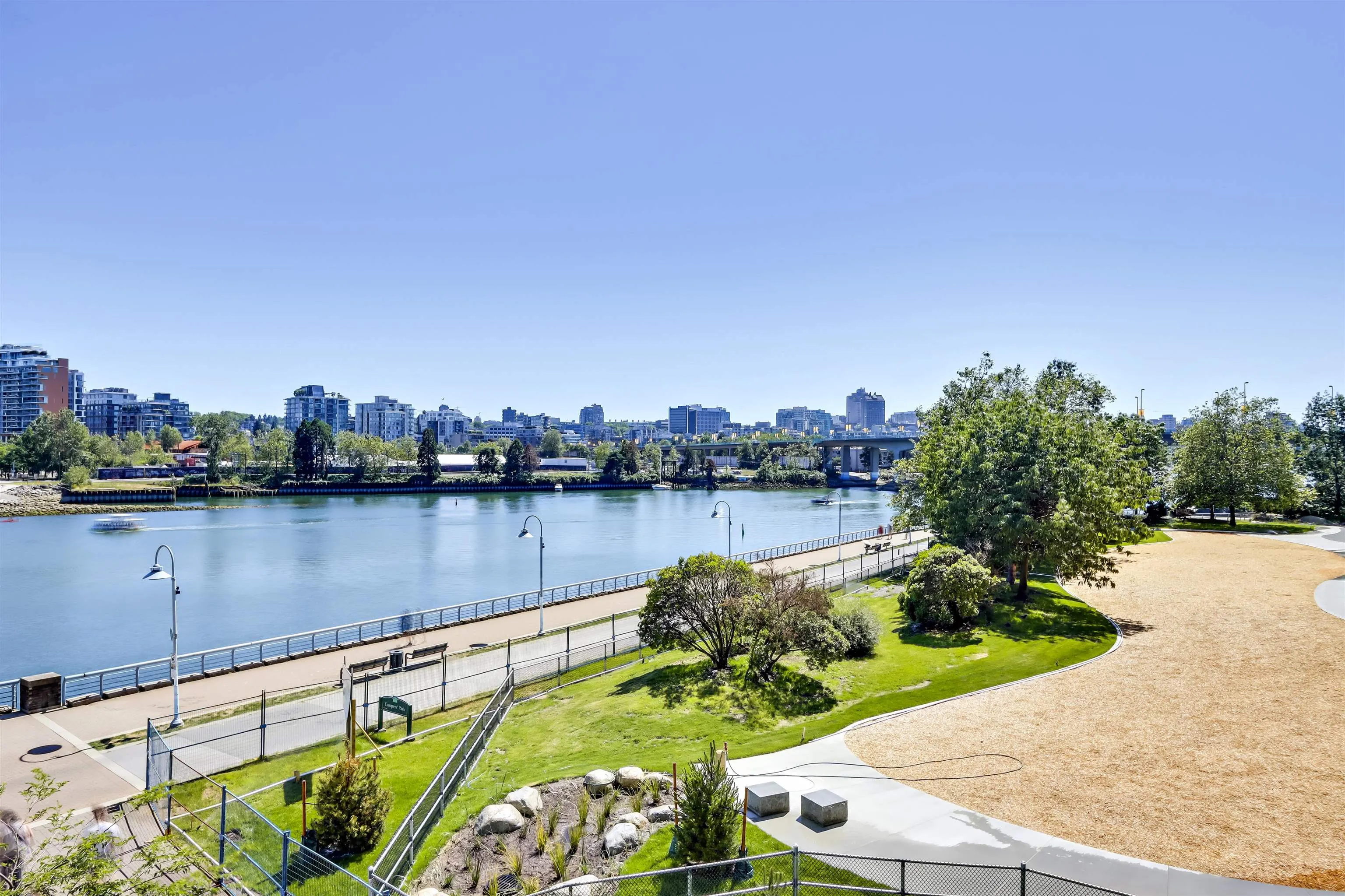 303 8 Smithe Mews