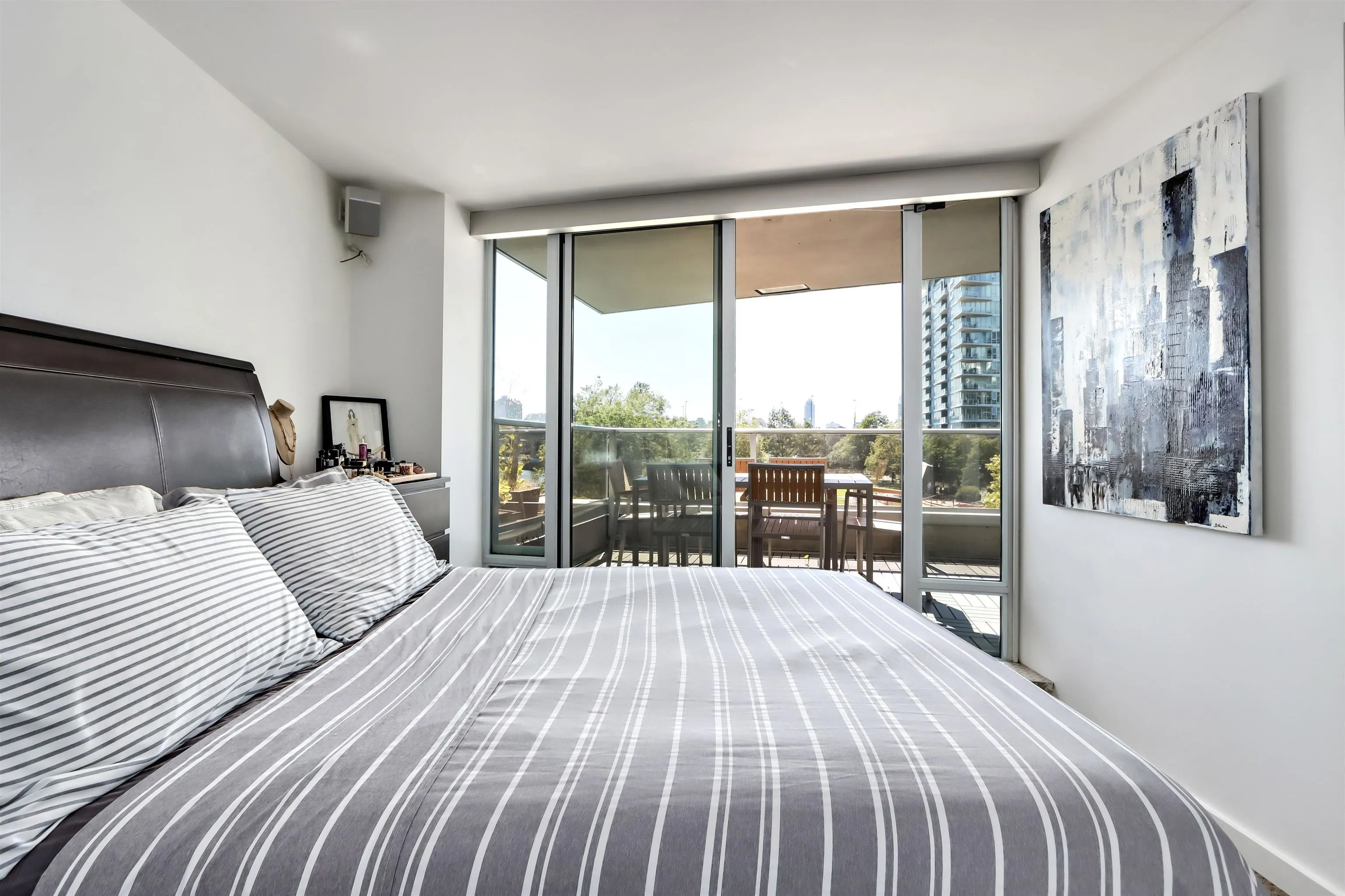 303 8 Smithe Mews