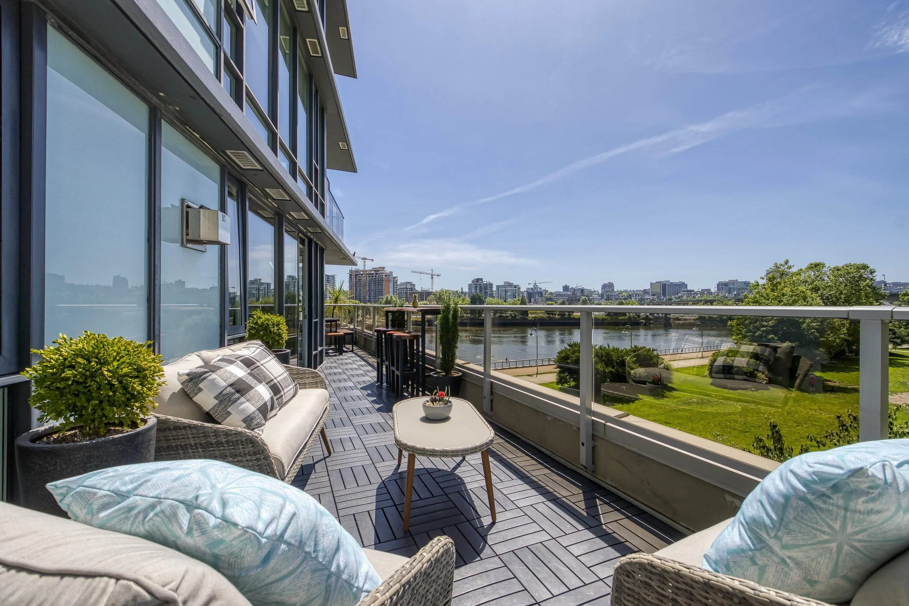 303 8 Smithe Mews