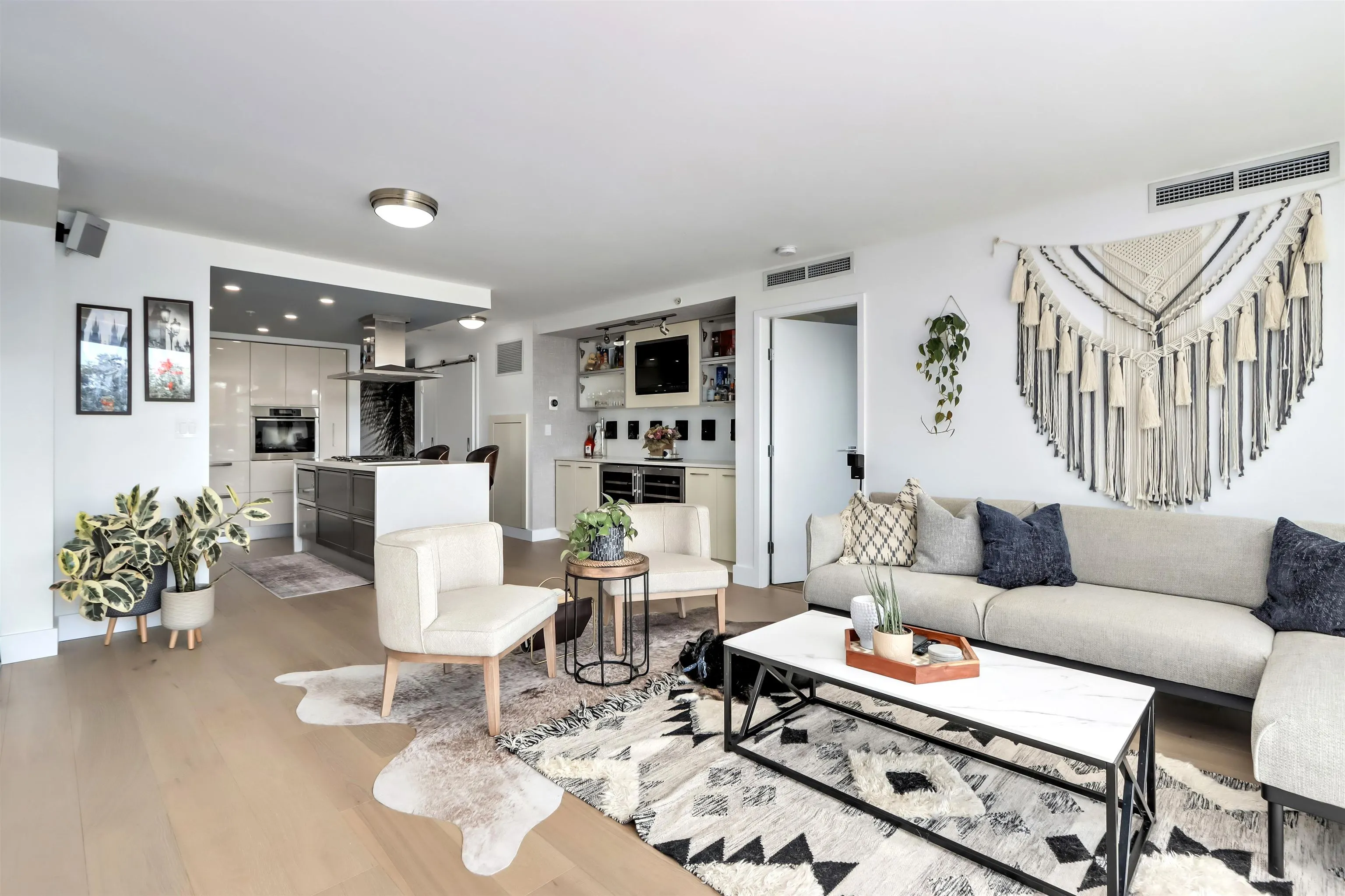 303 8 Smithe Mews