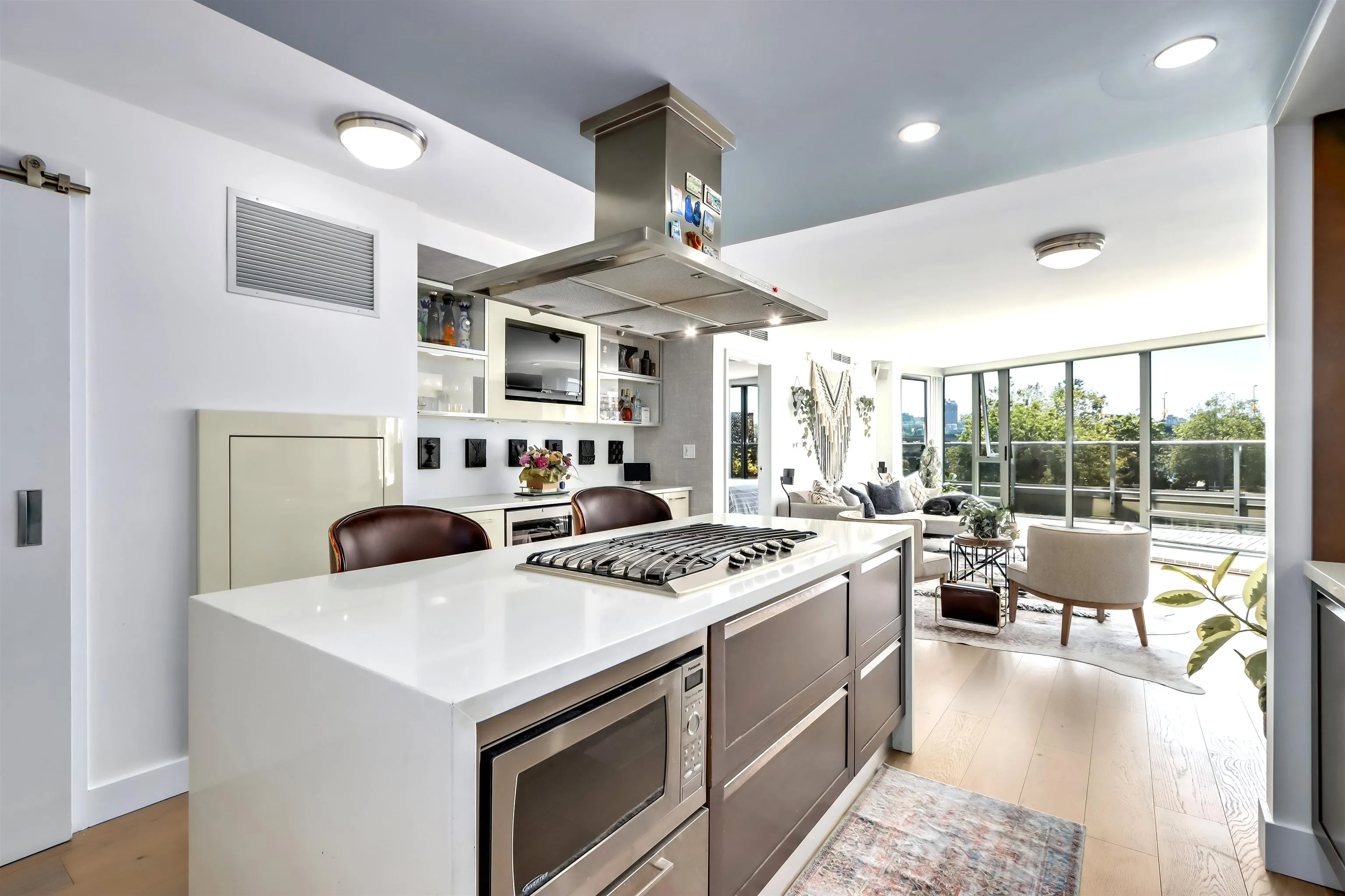 303 8 Smithe Mews