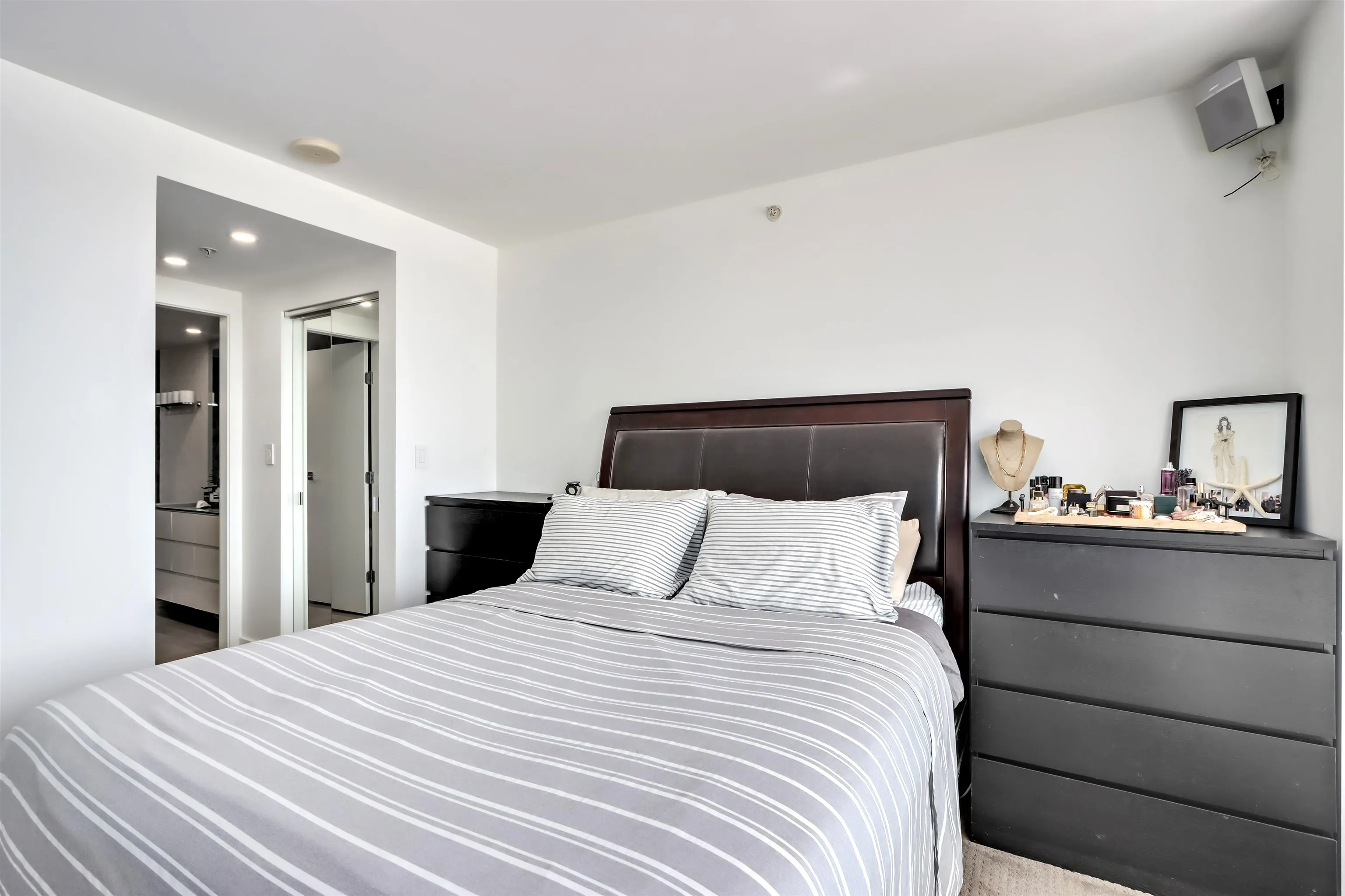 303 8 Smithe Mews