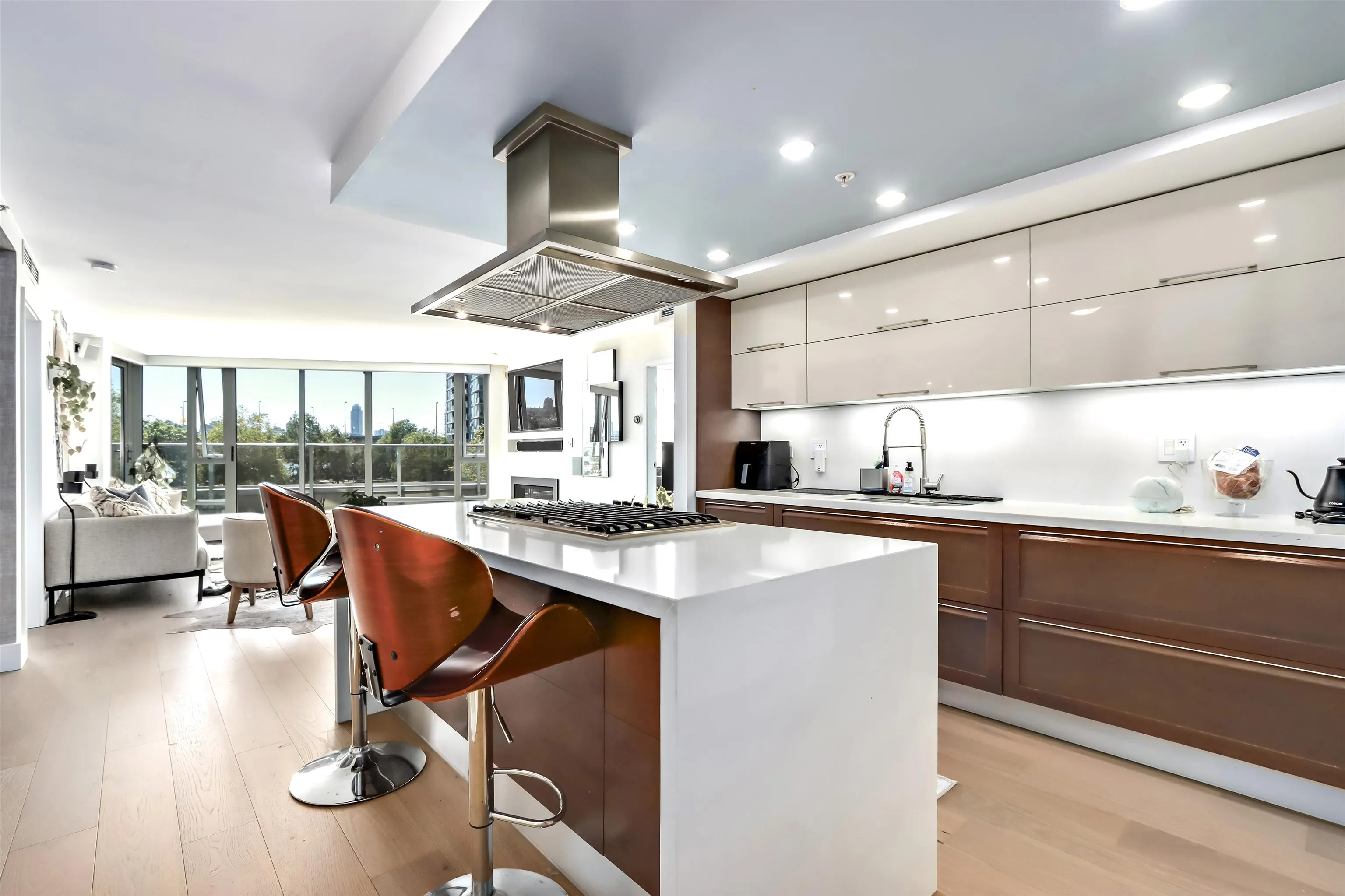 303 8 Smithe Mews