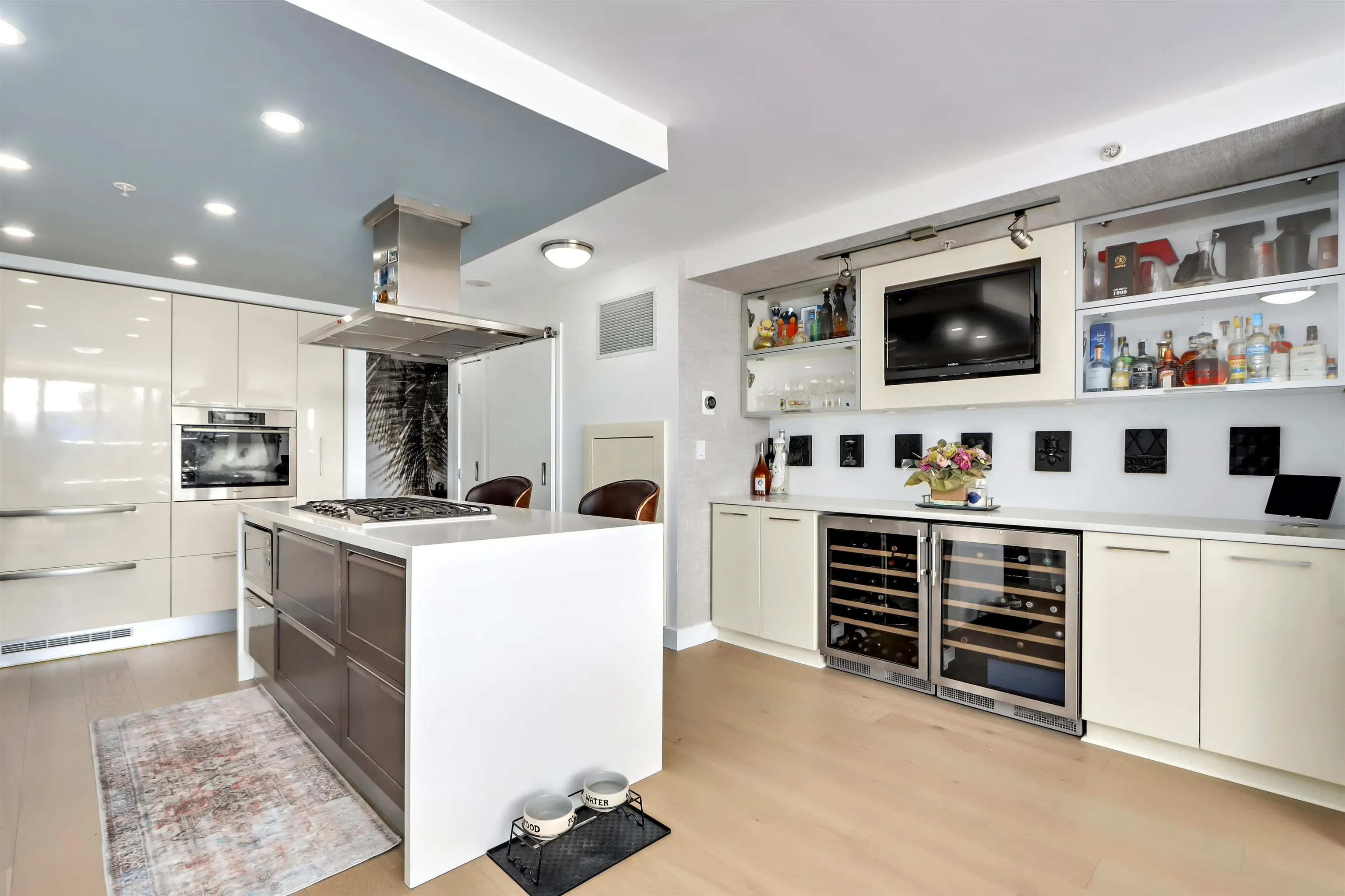 303 8 Smithe Mews