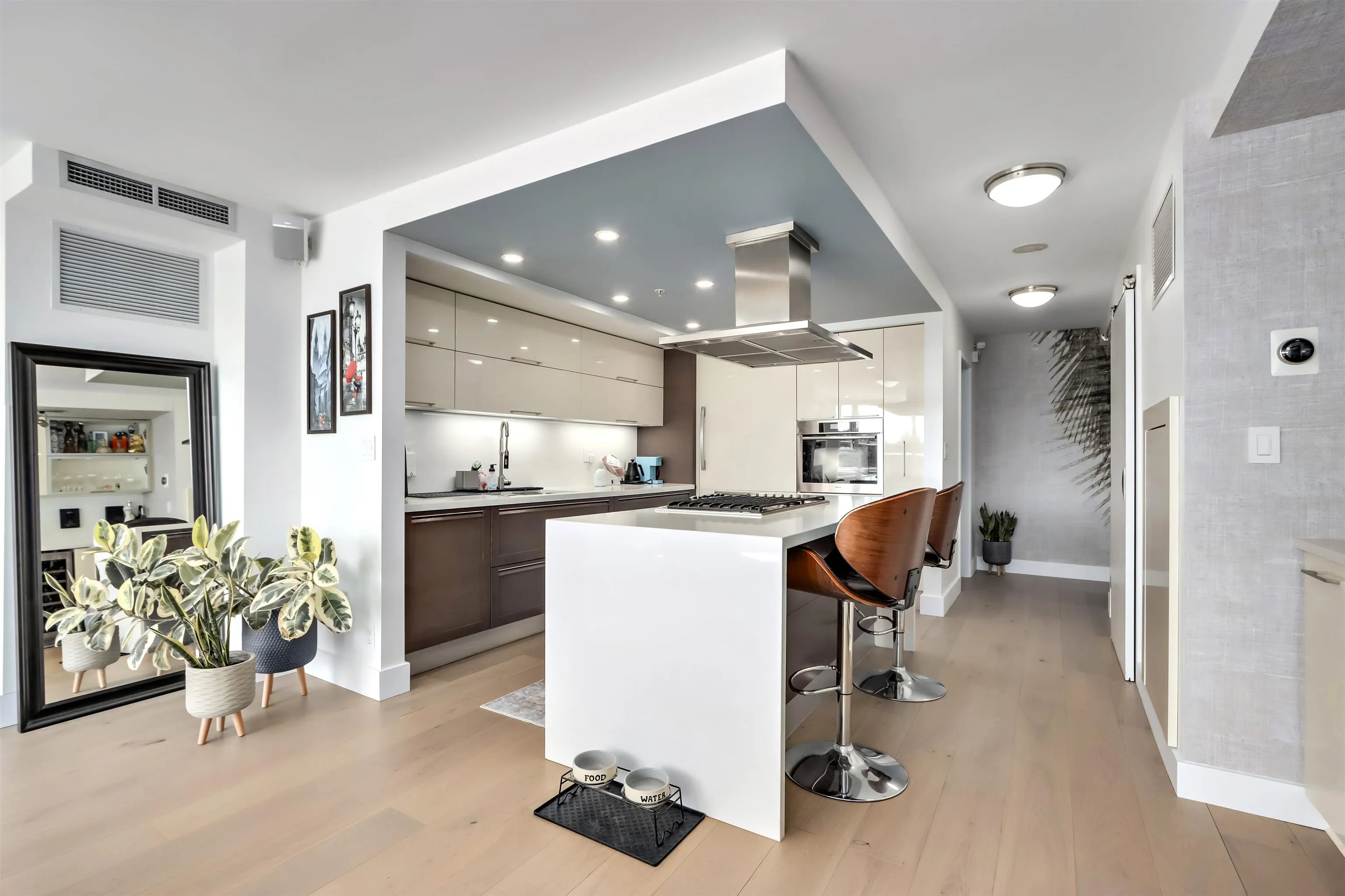 303 8 Smithe Mews