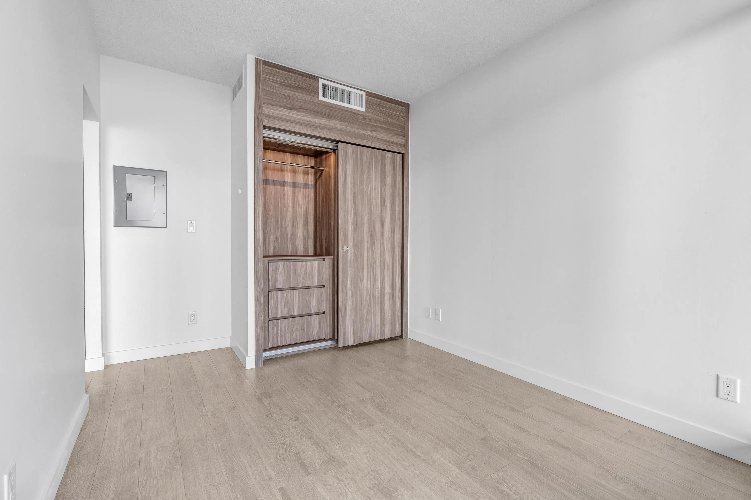 4601 4730 Lougheed Highway
