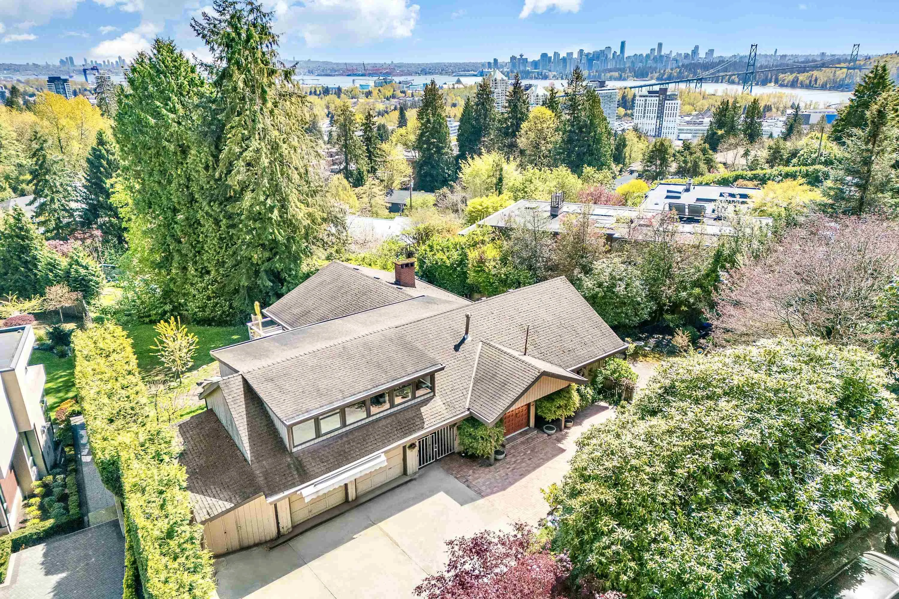 792 Anderson Crescent