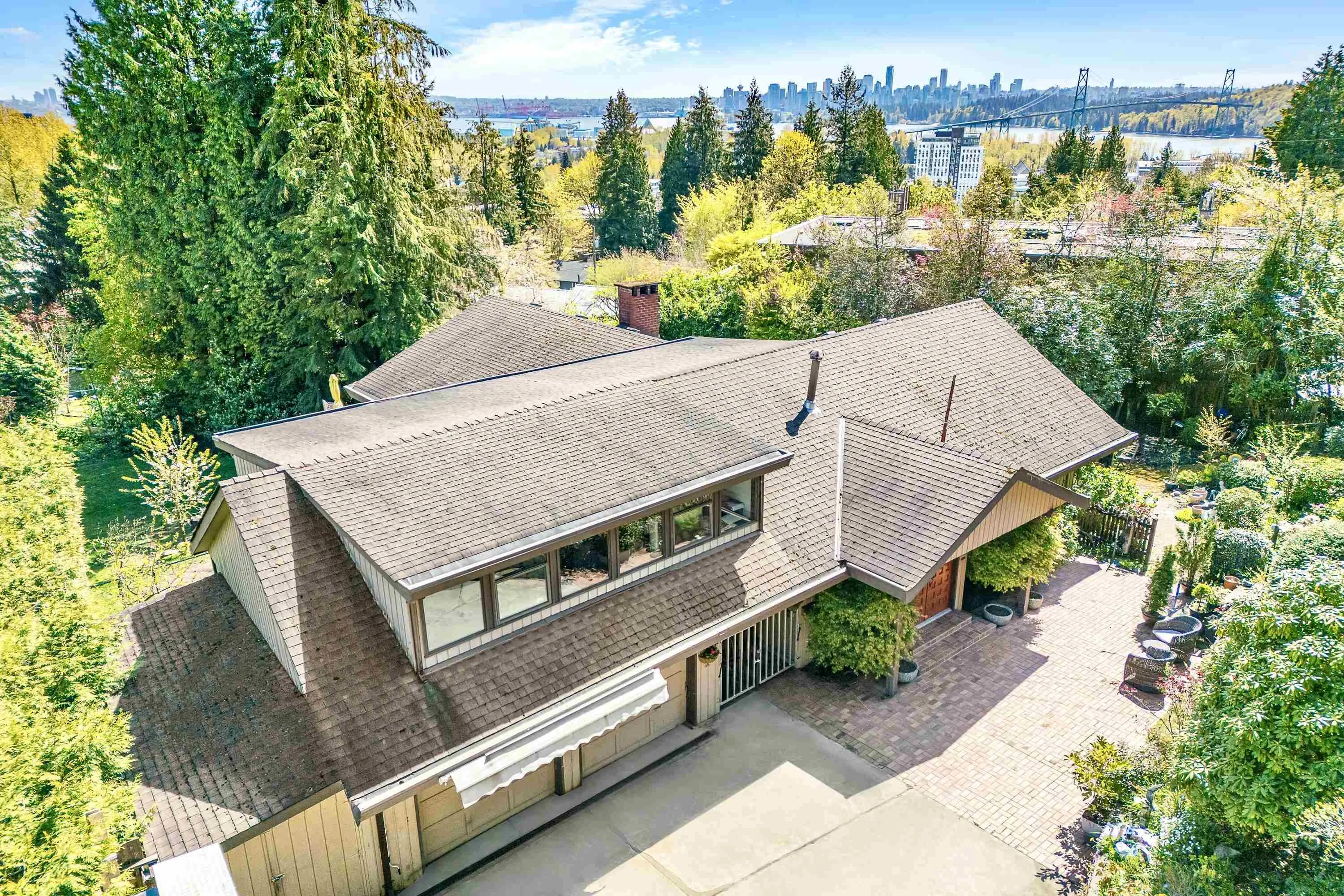 792 Anderson Crescent