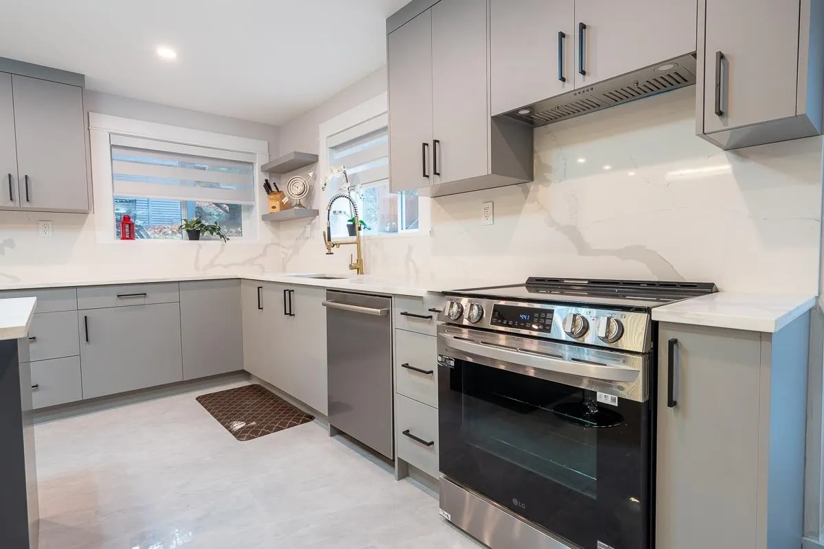 9168 Sunshine Coast Highway